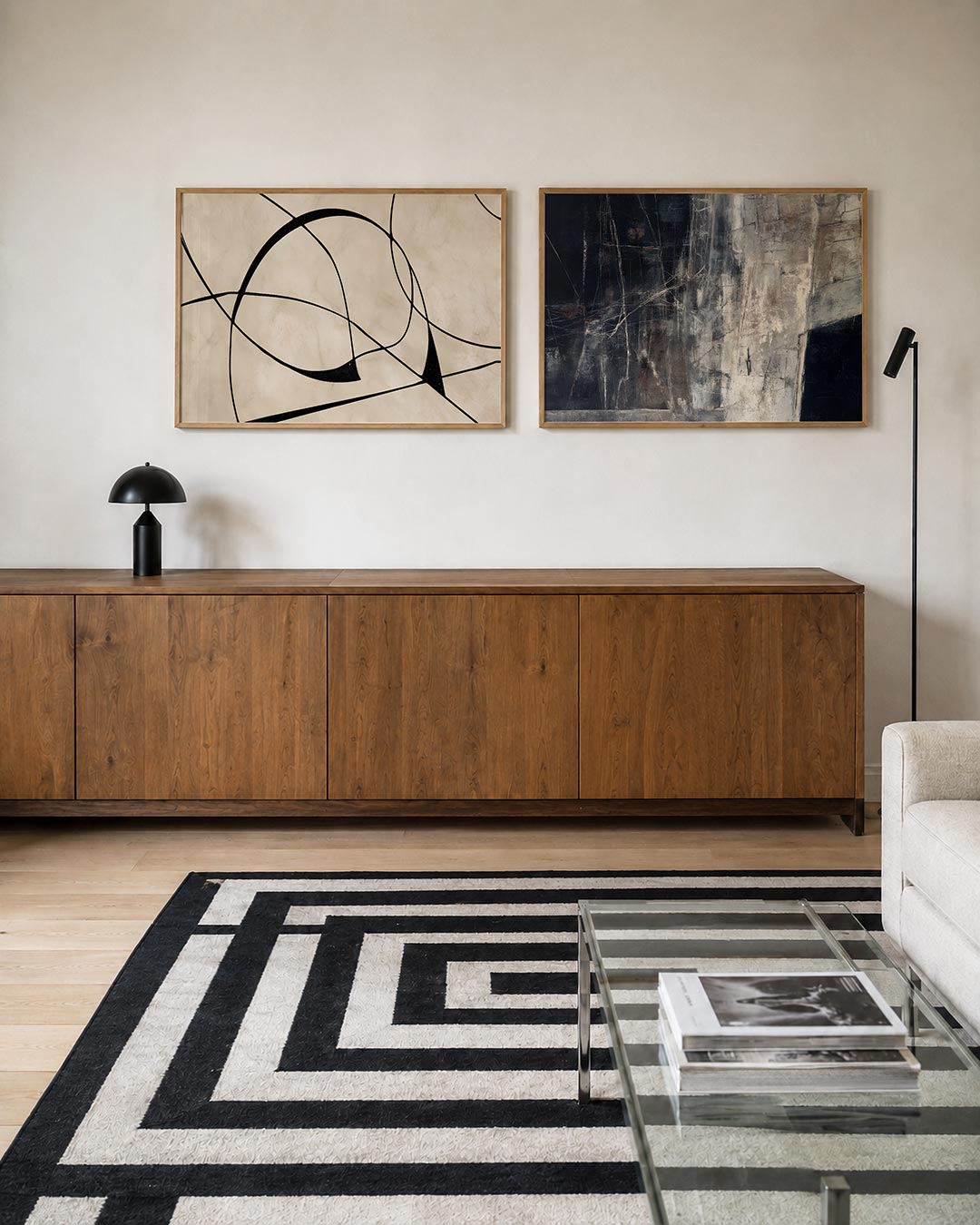 Twee liggende posters met een vloeiend lijnenspel op een zachte, beige achtergrond, aan de muur in een interieur
