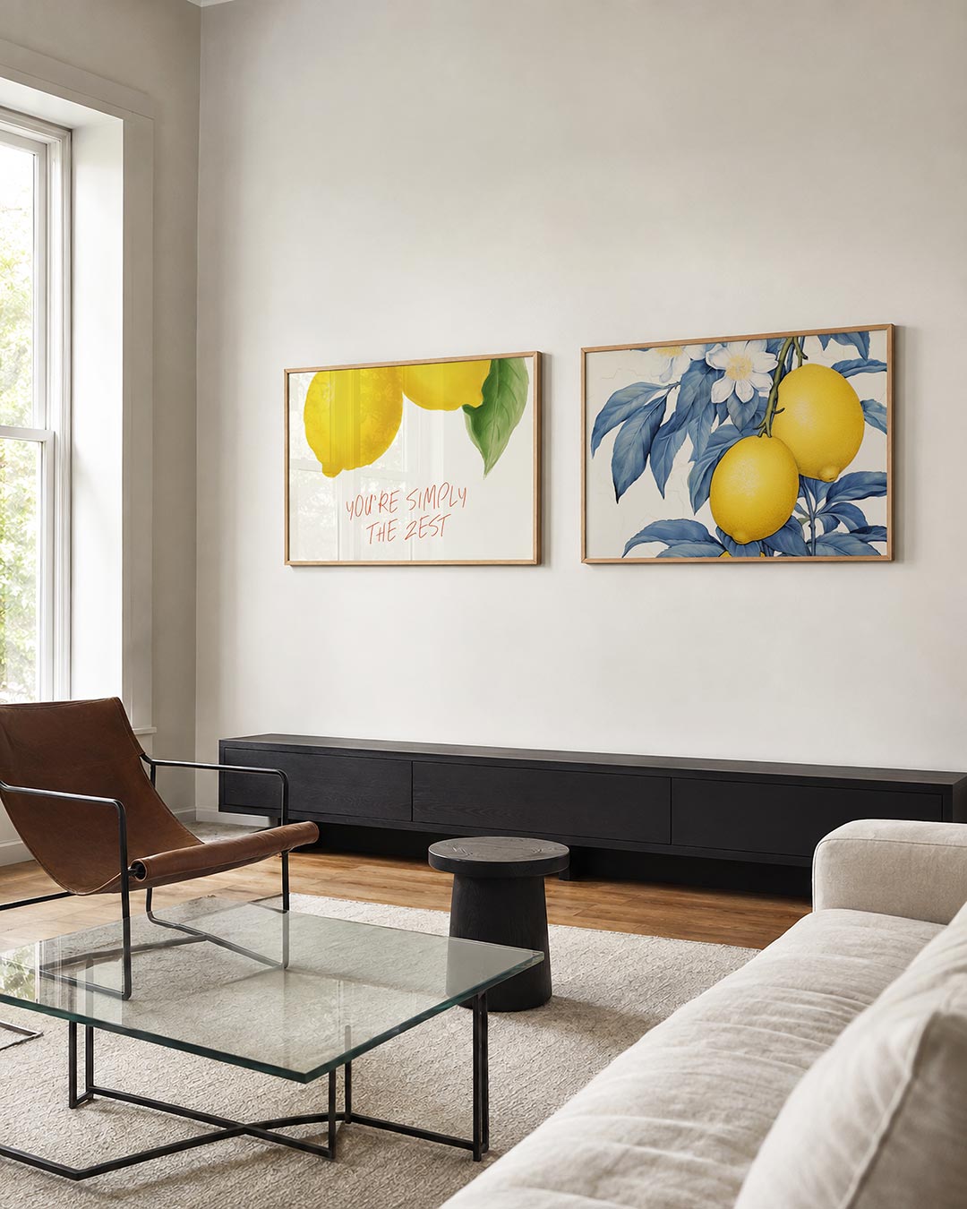 Tweedelige posterset met gele citroenen met groene bladeren en de rode tekst ‘YOU’RE SIMPLY THE, getoond in een interieur