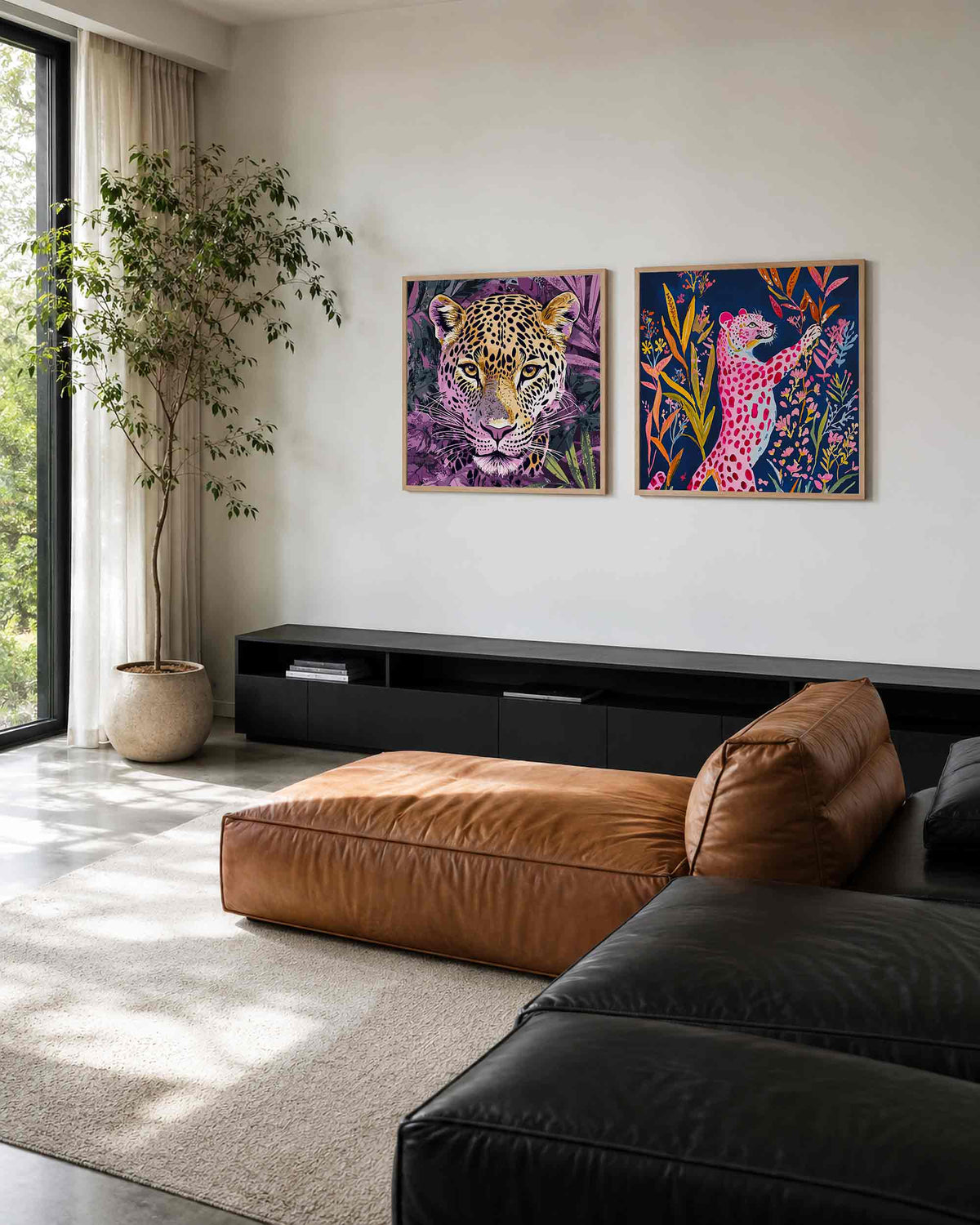 Interieurpresentatie van een tweedelige vierkante posterset met luipaard en bloemen