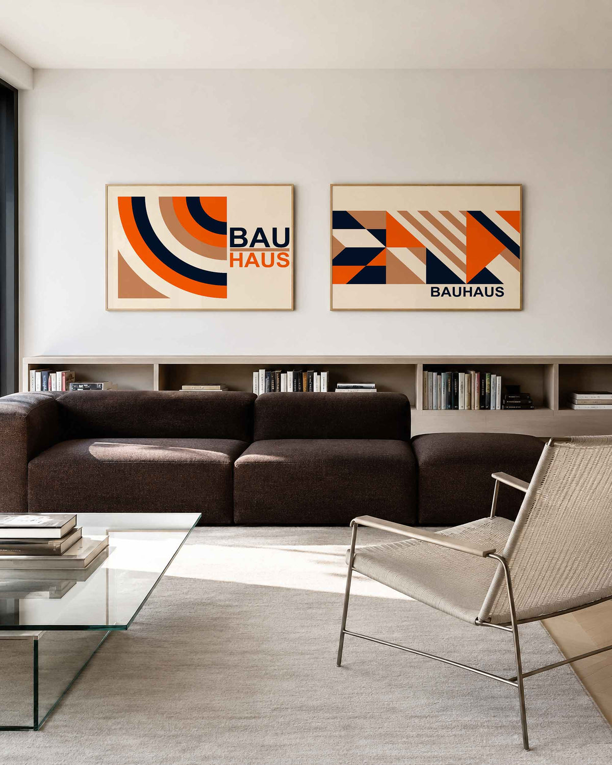 Interieurmockup van tweedelige landscape-posterset met oranje bogen en diagonalen