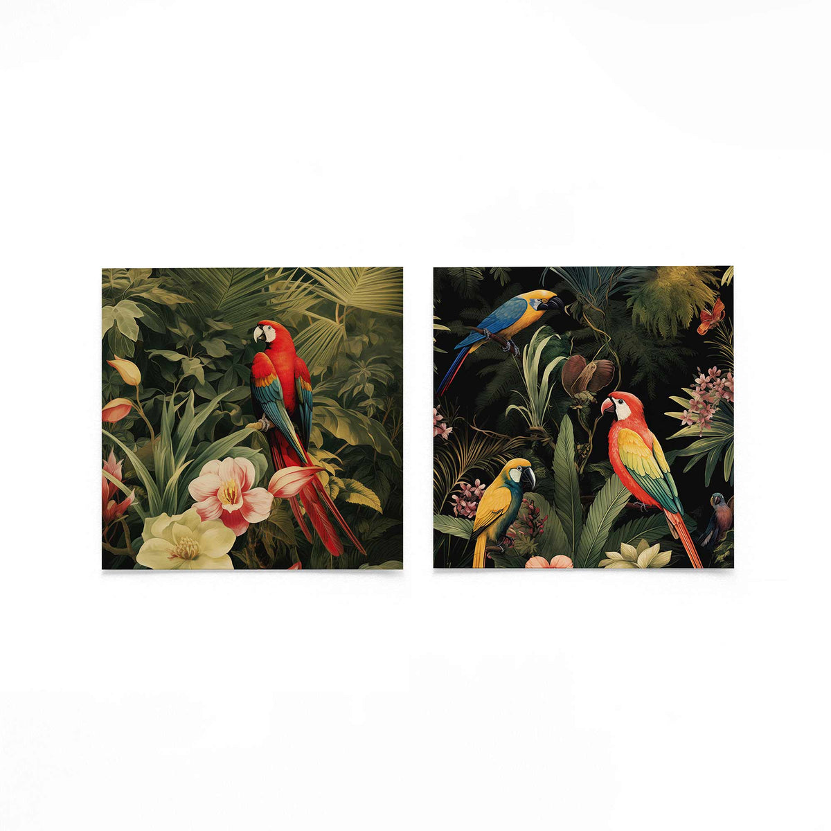 Twee vierkante posters met tropische papegaaien op een gebroken witte achtergrond