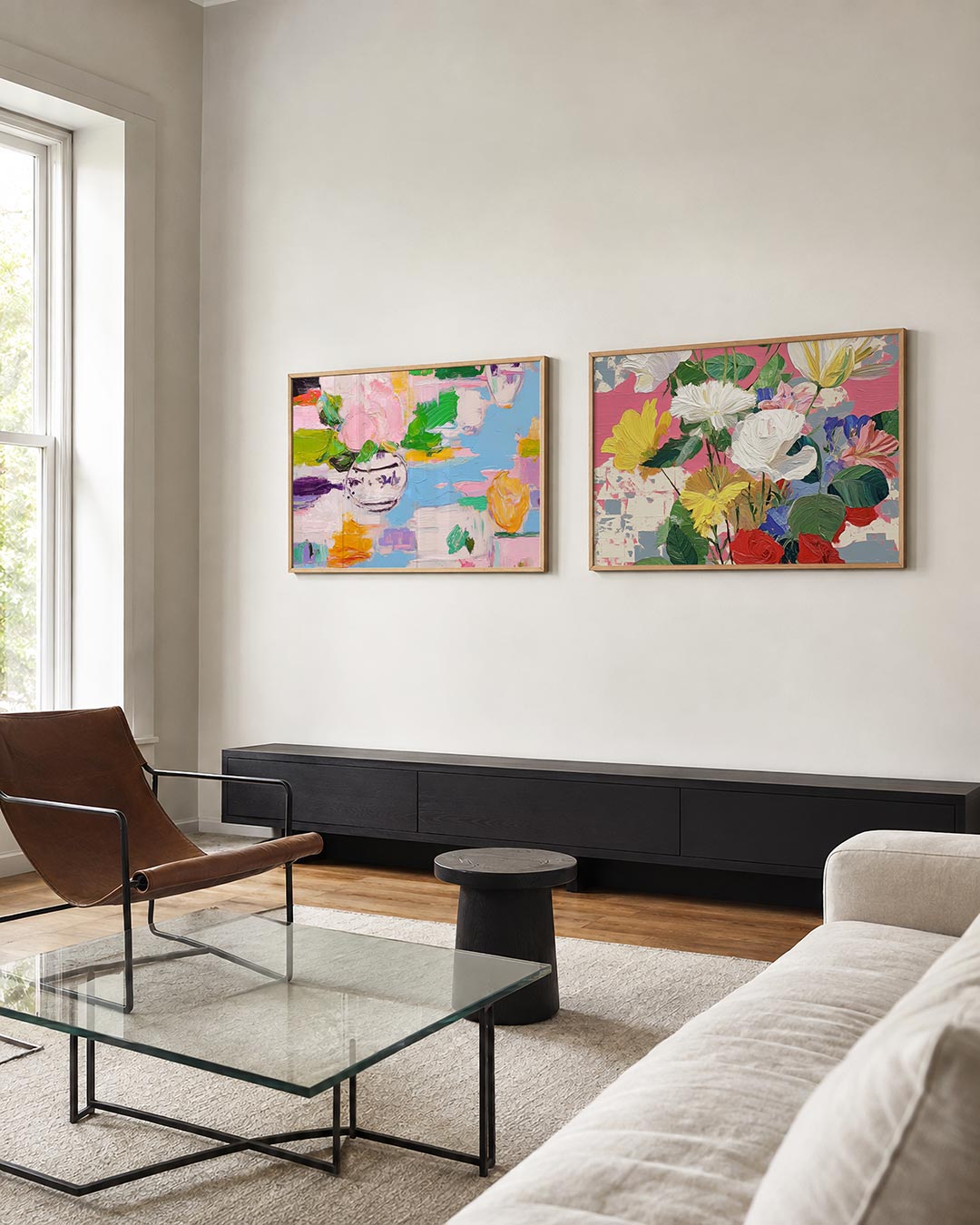 Twee liggende posters met kleuren en vormen, aan de muur in een interieur