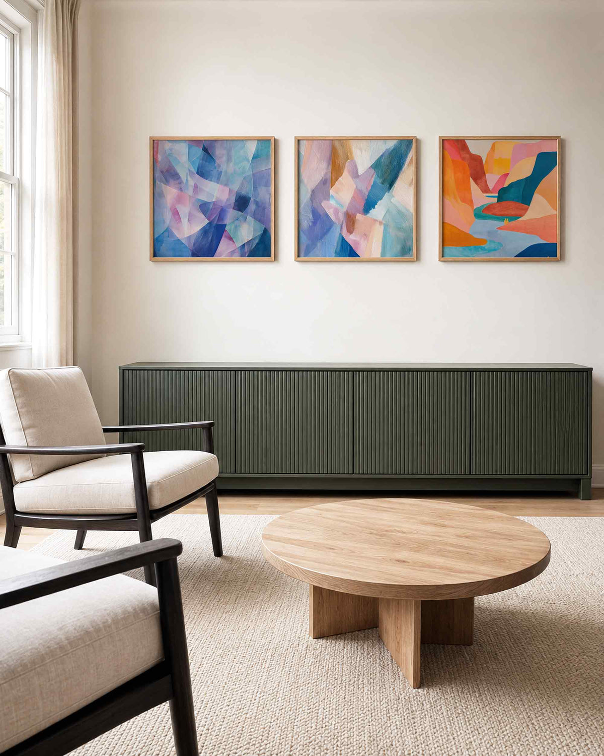 Interieurpresentatie van een driedelige vierkante posterset met abstracte kleuren