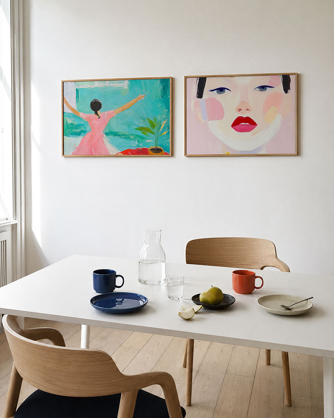 Twee liggende posters met een vrouw in een roze jurk strekt haar armen uit in een kamer, aan de muur in een interieur