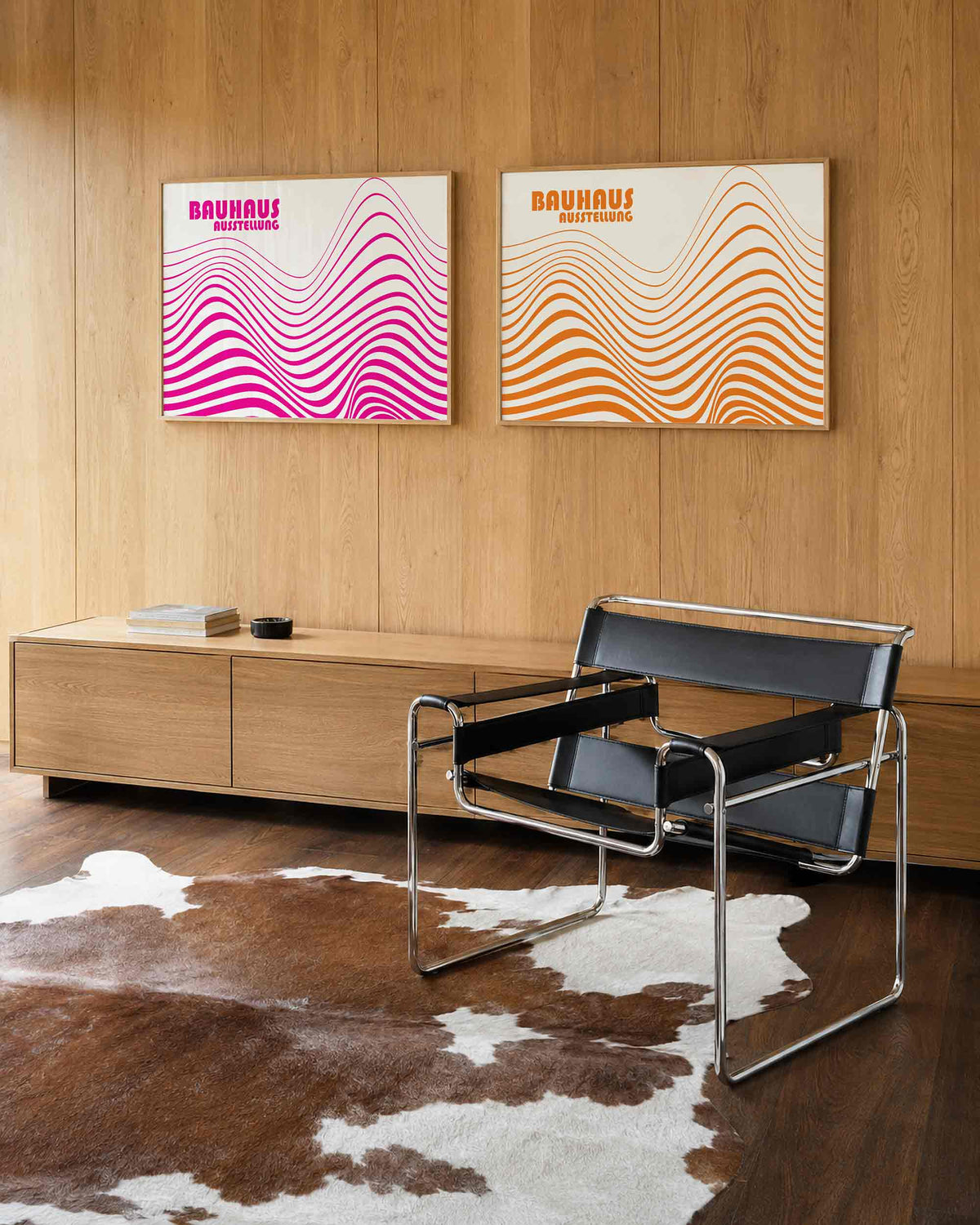 Interieurmockup van tweedelige landscape-posterset met golvende lijnen in kleur
