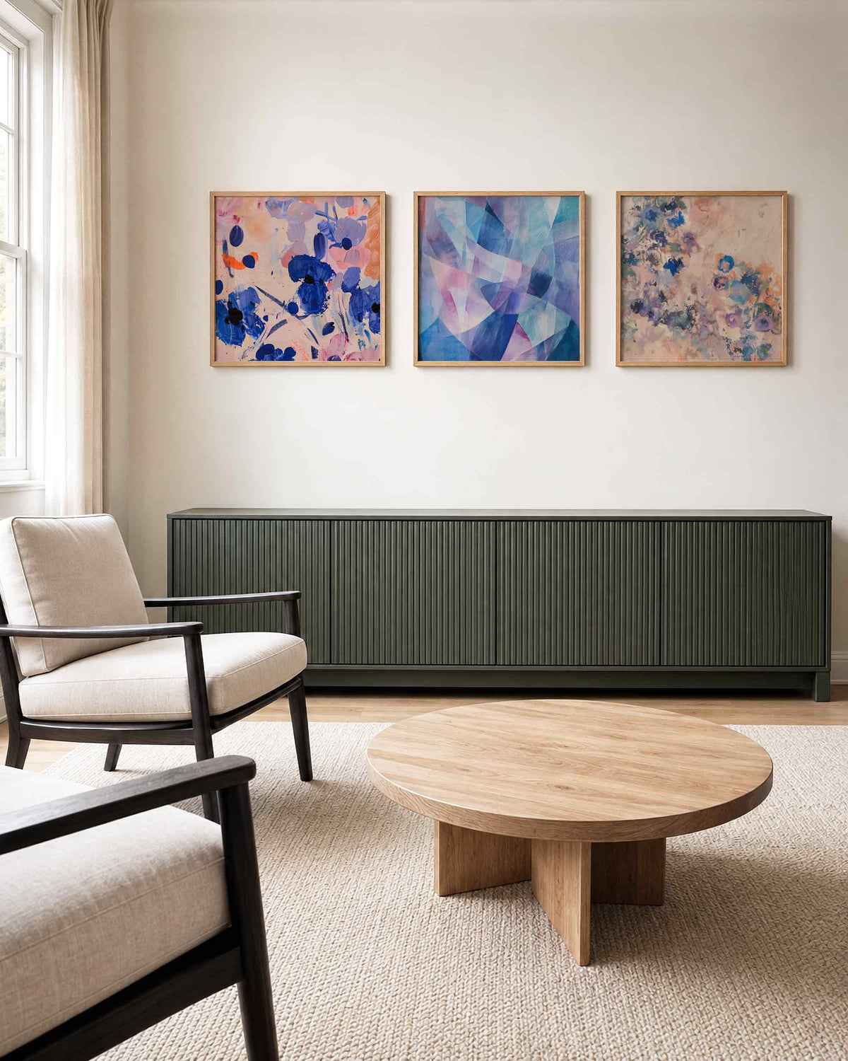 Interieurpresentatie van een driedelige vierkante posterset met abstracte kleuren