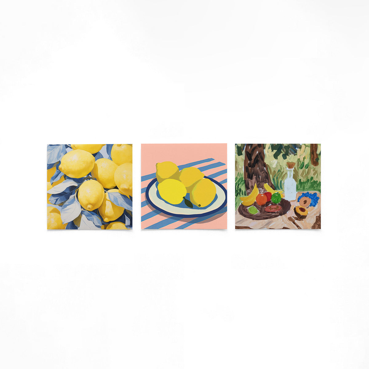 Drie vierkante posters met citroenen en fruit op een gebroken witte achtergrond