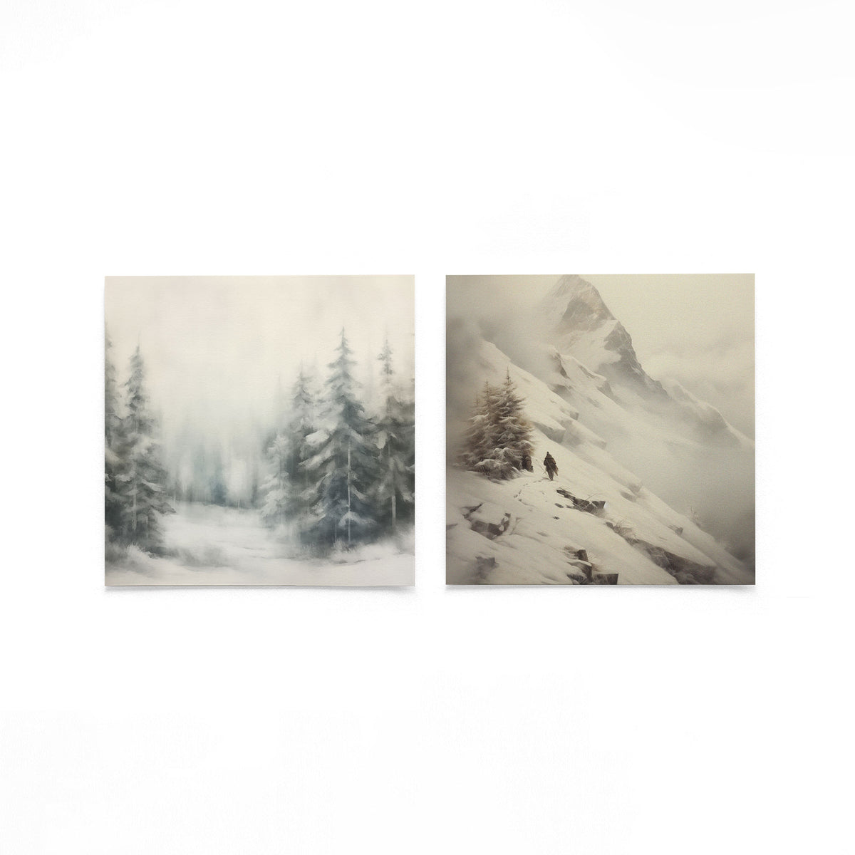 Twee vierkante posters met besneeuwd bos en berg op een gebroken witte achtergrond