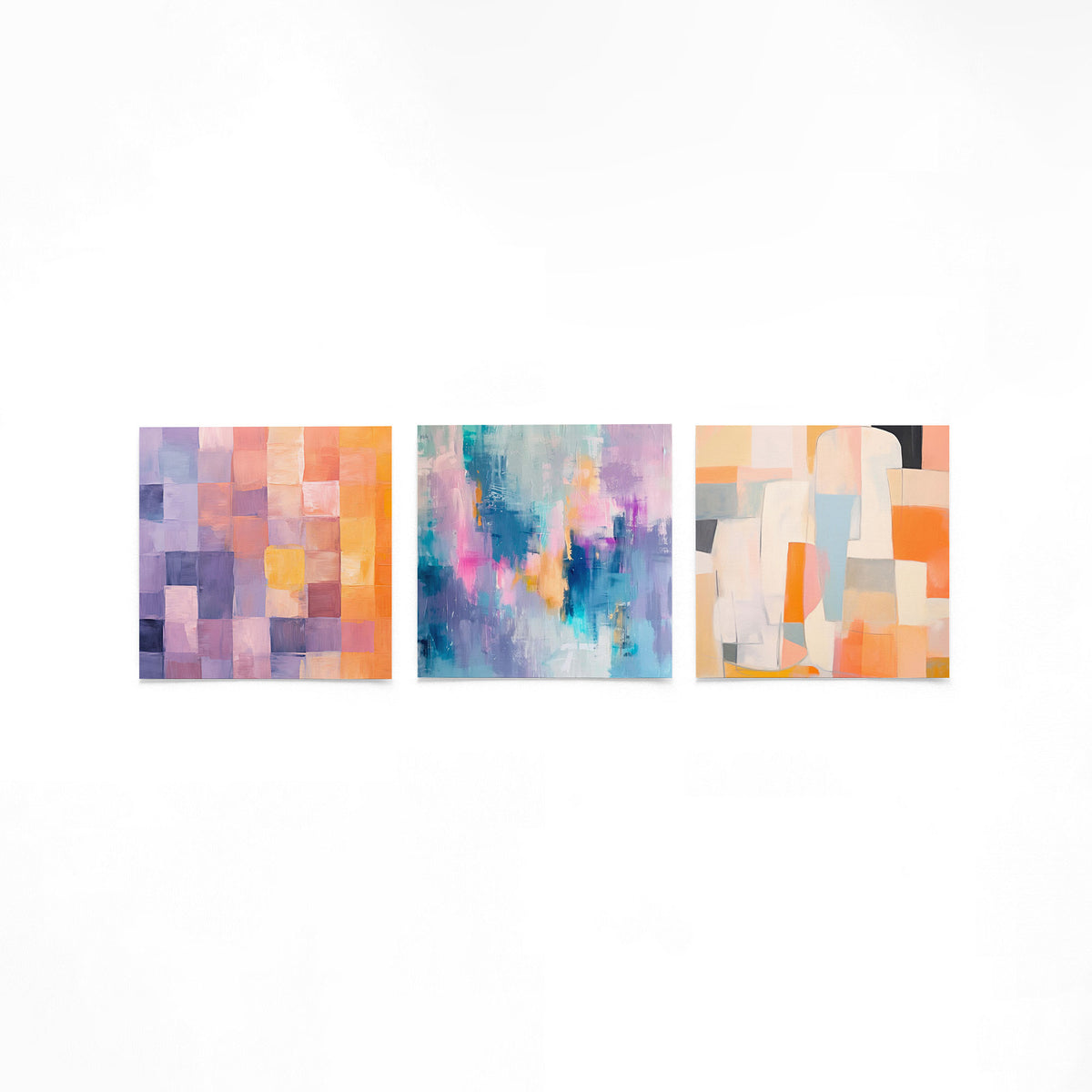 Drie vierkante posters met kleurrijke abstracte vlakken op een gebroken witte achtergrond