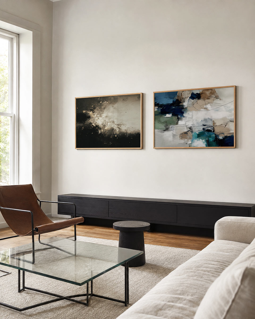 Twee liggende posters met donkere en lichte tinten, met vloeiende overgangen en fijne texturen, aan de muur in een interieur