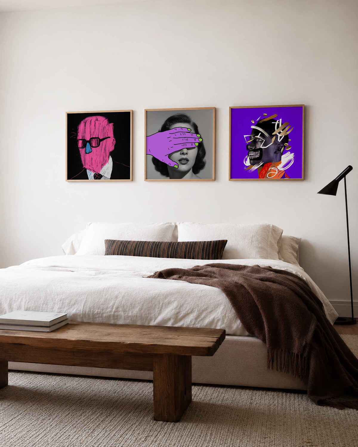 Interieurpresentatie van een driedelige vierkante posterset met kleurrijke portretten