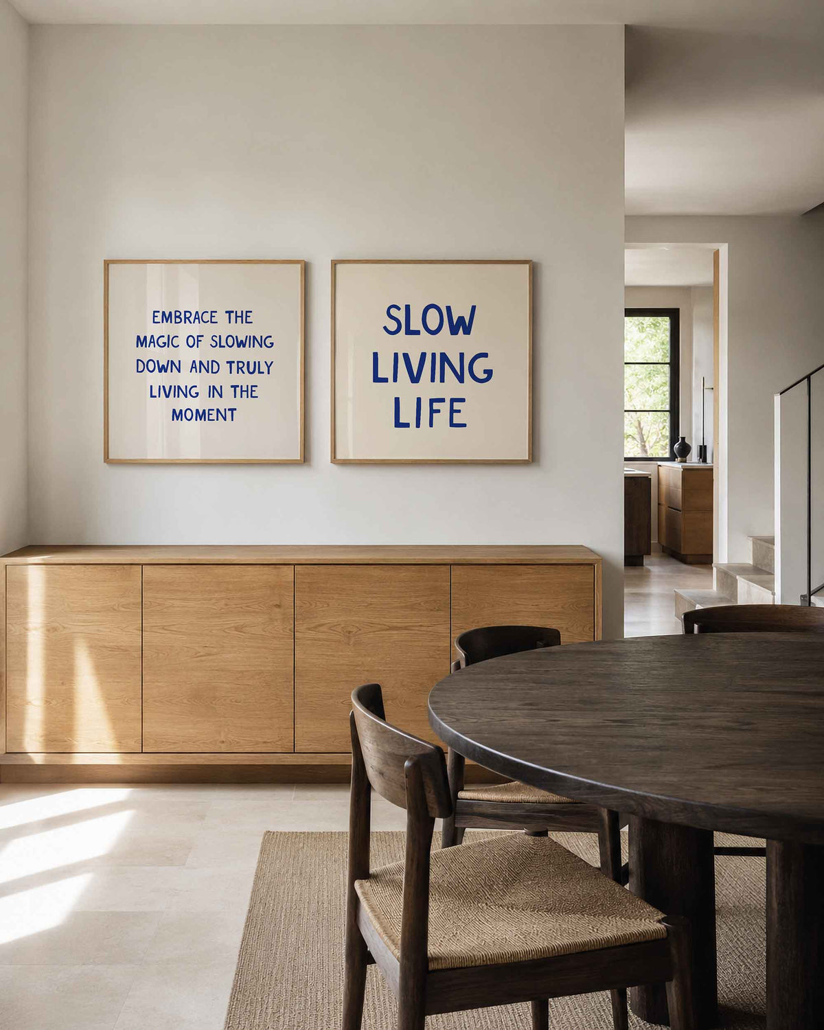 Interieurpresentatie van een tweedelige vierkante posterset met slow living tekst
