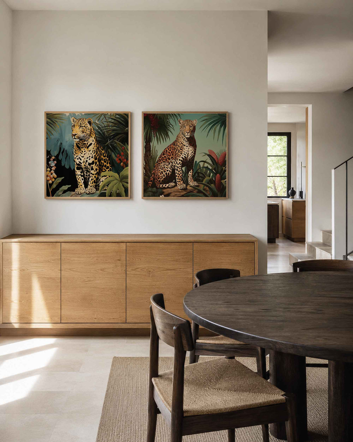 Interieurpresentatie van een tweedelige vierkante posterset met twee luipaarden in tropisch groen
