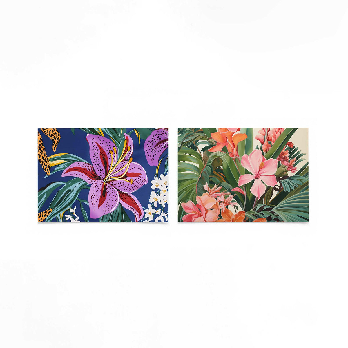 Twee liggende posters met een levendige bloem met paarse en roze tinten op een gebroken witte achtergrond