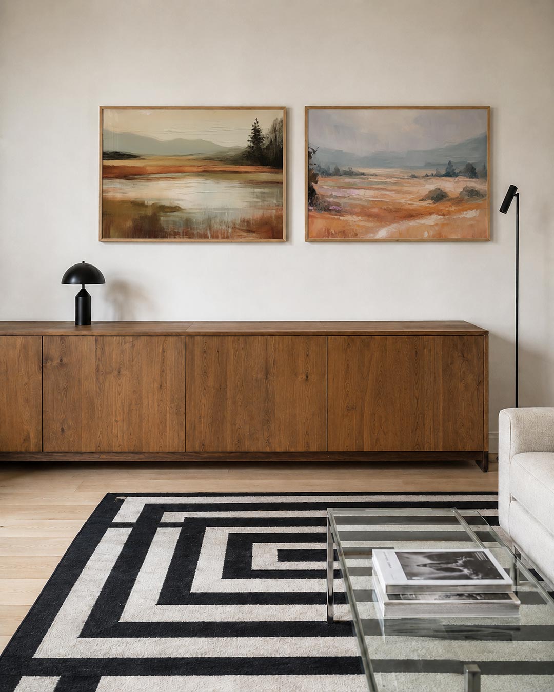 Tweedelige posterset met vloeiende kleurovergangen van zachte aardetinten, getoond in een interieur