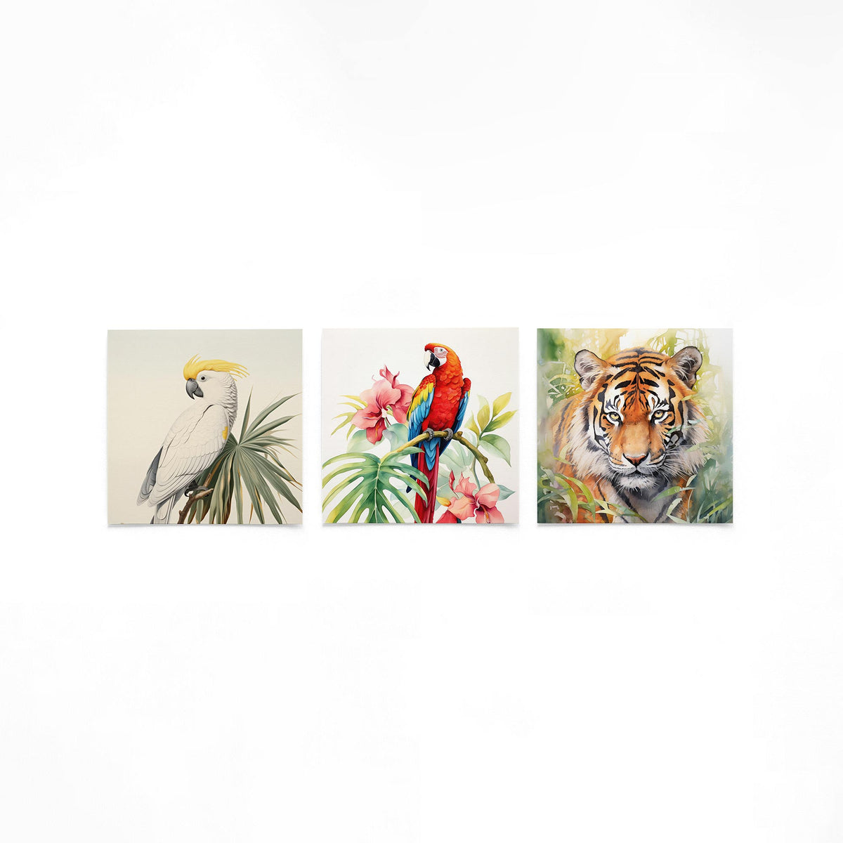 Drie vierkante posters met tropische dieren op een gebroken witte achtergrond