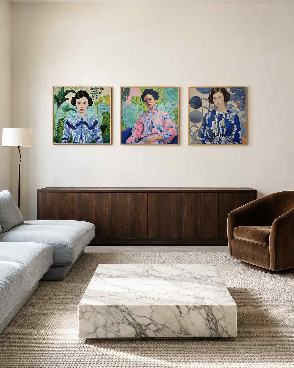 Interieurpresentatie van een driedelige vierkante posterset met vrouwenportretten in blauw