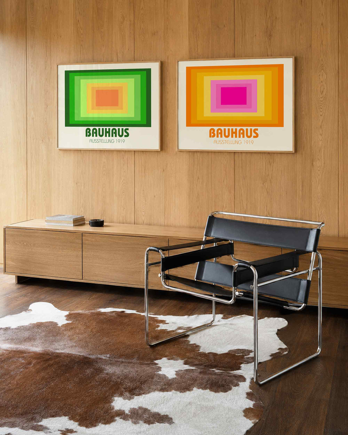 Interieurmockup van tweedelige landscape-posterset met groene en roze kaderlagen