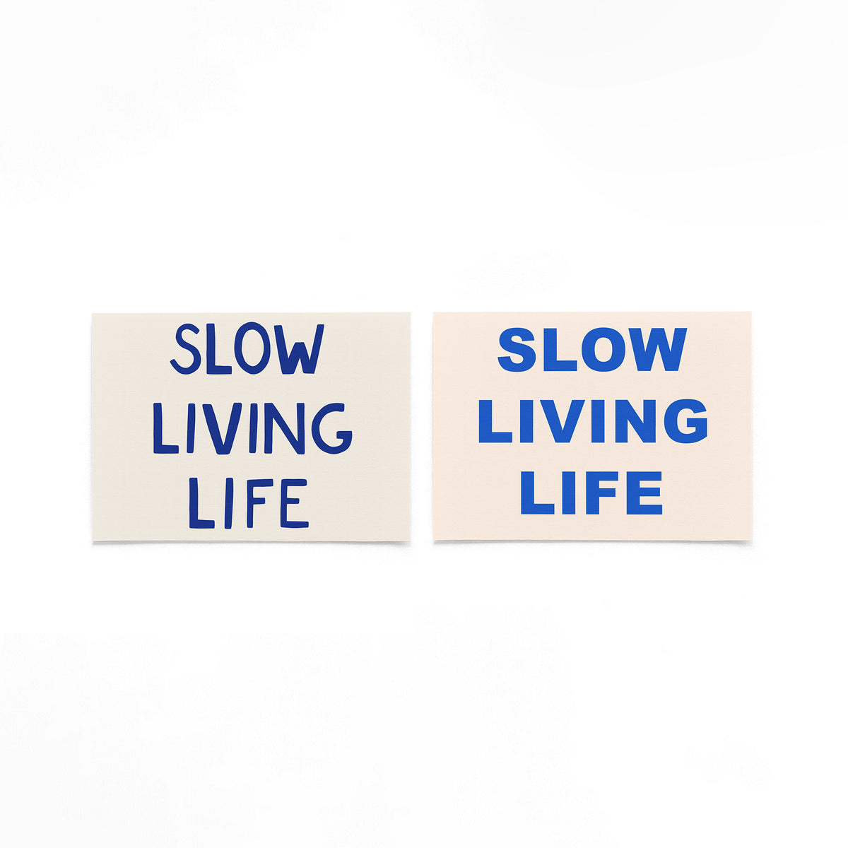 Twee liggende posters met deze posterset in twee delen bestaat uit diepblauwe typografie op een gebroken witte achtergrond