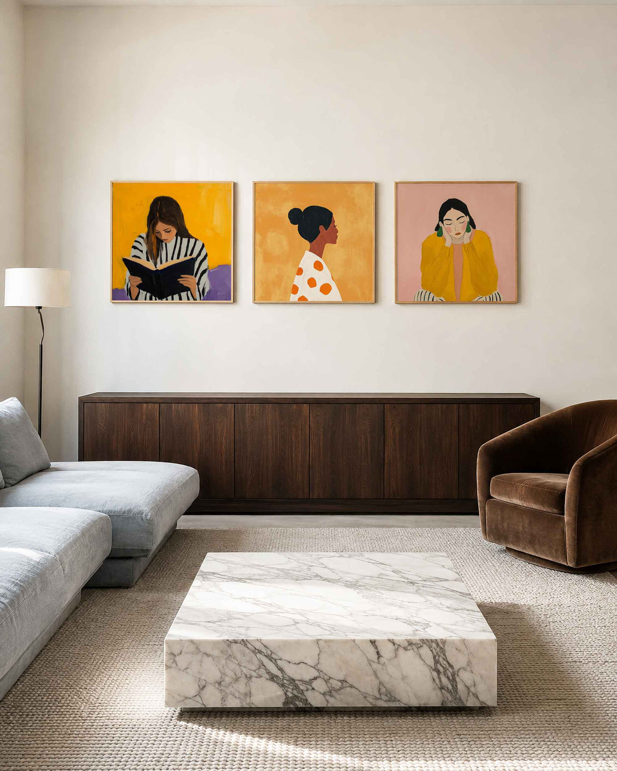 Interieurpresentatie van een driedelige vierkante posterset met vrouwenportretten