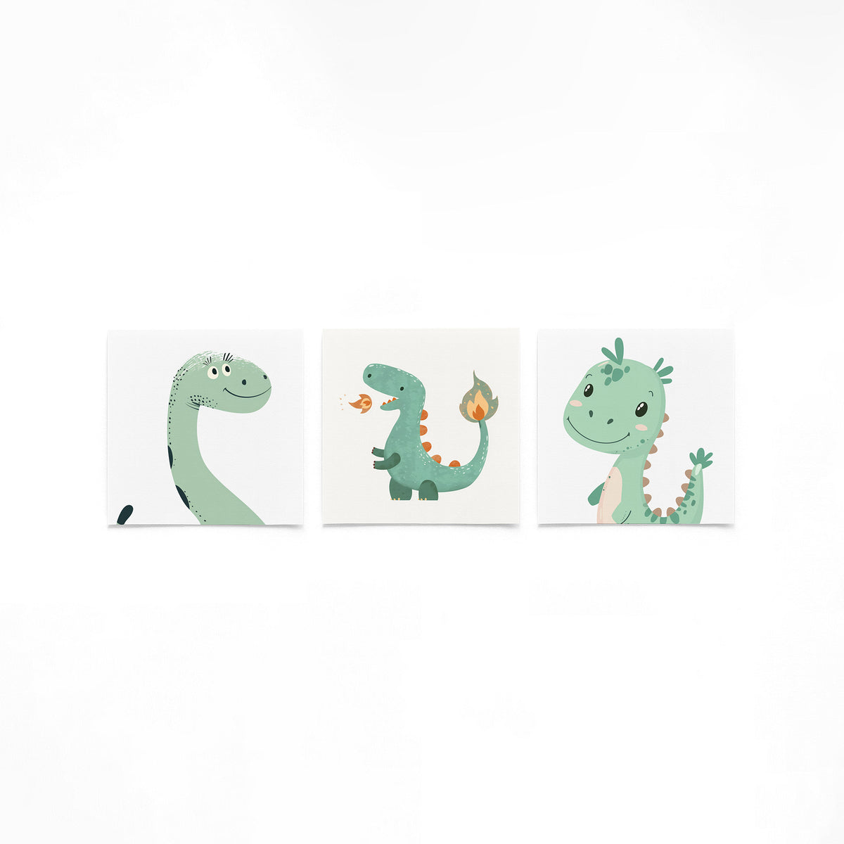 Drie vierkante posters met groene dino op een gebroken witte achtergrond