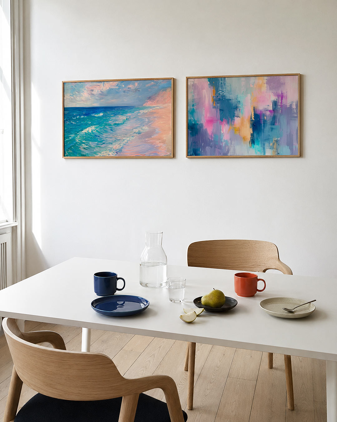 Tweedelige posterset met een levendig spel van blauwe en roze tinten, getoond in een interieur