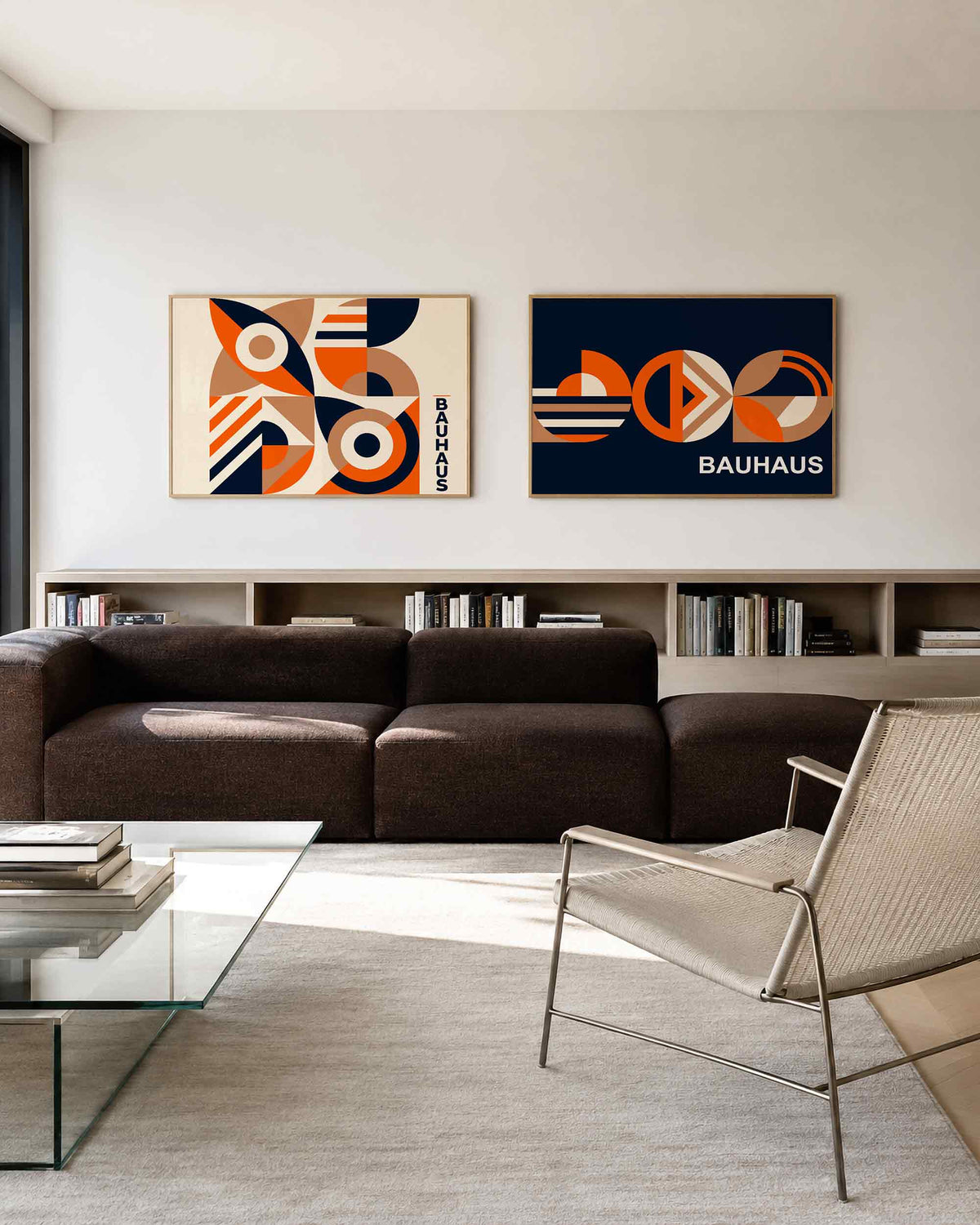 Interieurmockup van tweedelige landscape-posterset met oranje ringen en bogen