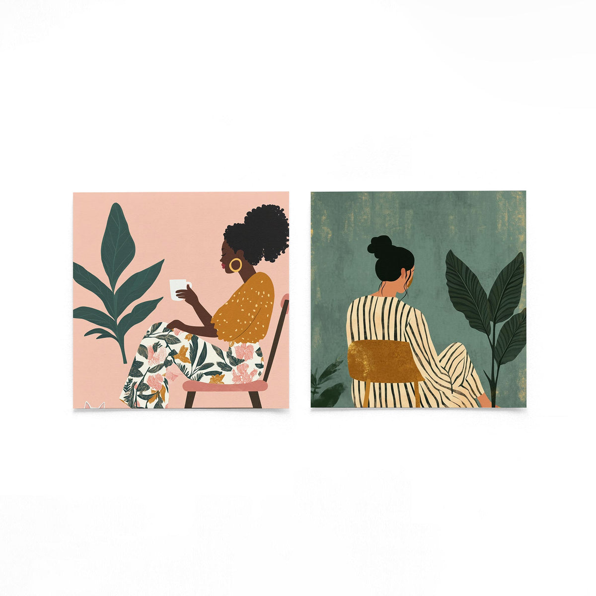 Twee vierkante posters met vrouwen en tropische bladeren op een gebroken witte achtergrond
