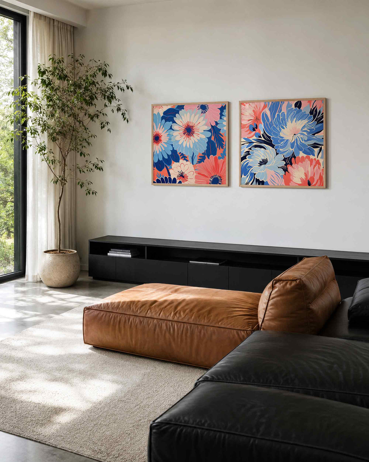 Interieurpresentatie van een tweedelige vierkante posterset met kleurrijke bloemen
