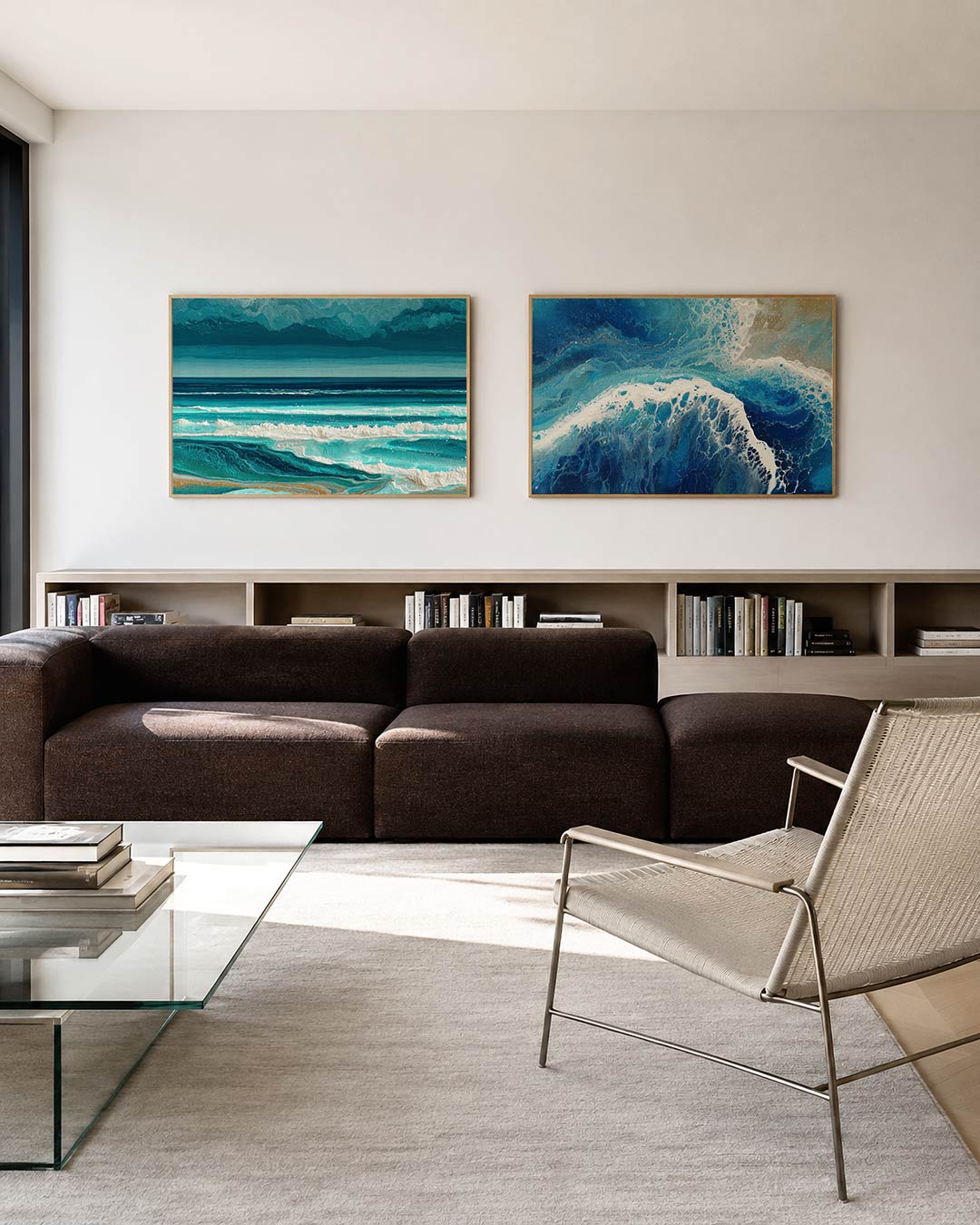Tweedelige posterset met golven in blauw en wit met een donkere lucht erboven, getoond in een interieur