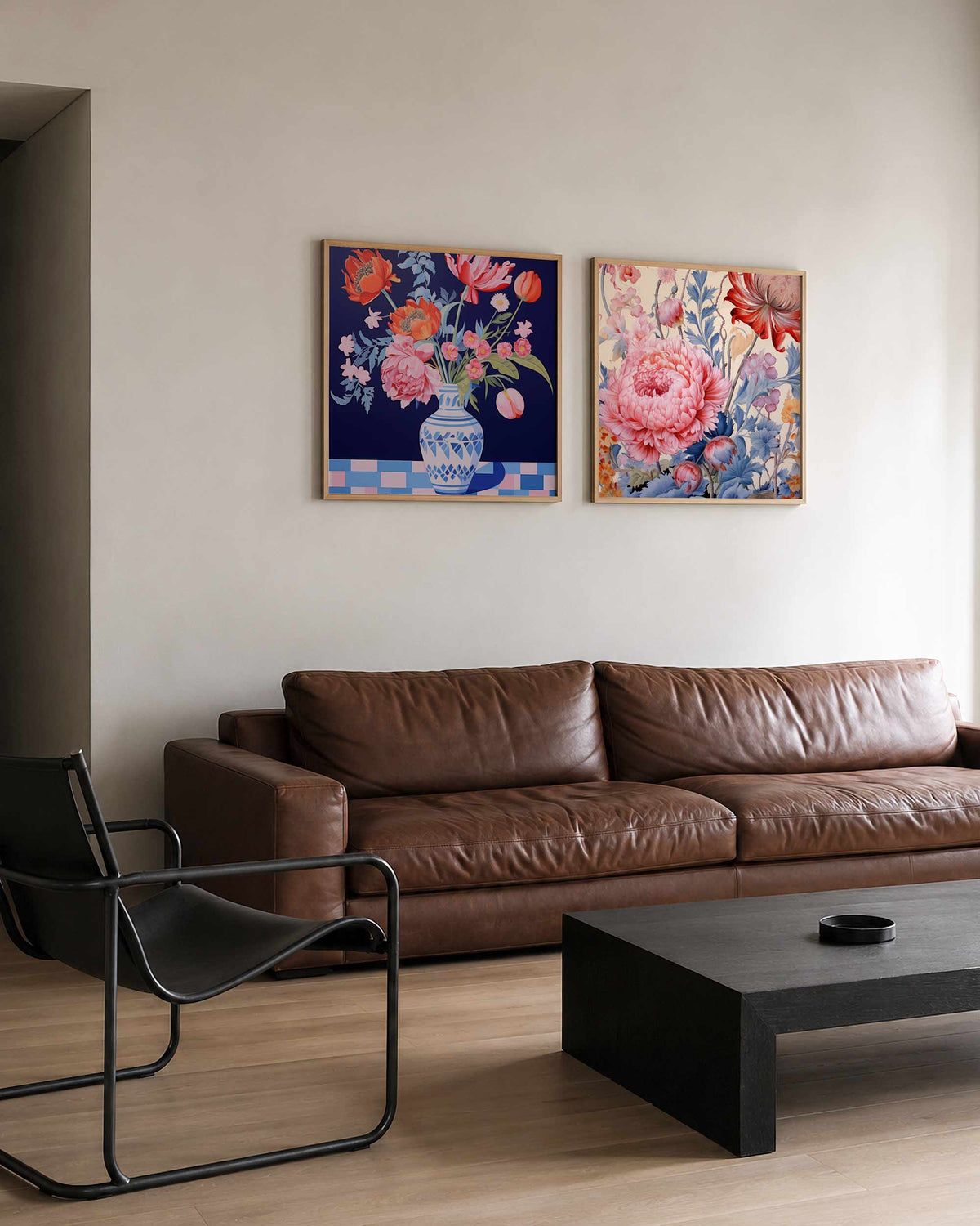 Interieurpresentatie van een tweedelige vierkante posterset met bloemenvaas en pioenrozen