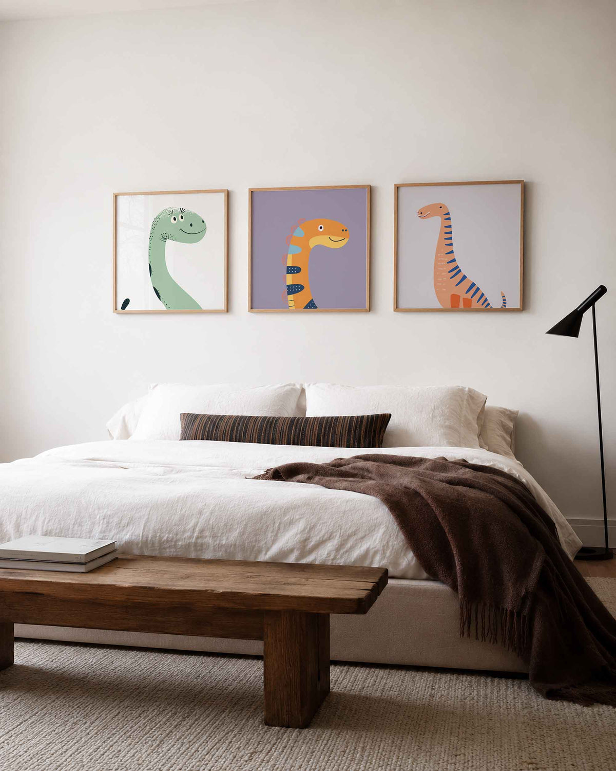 Interieurpresentatie van een driedelige vierkante posterset met vrolijke dinosaurus