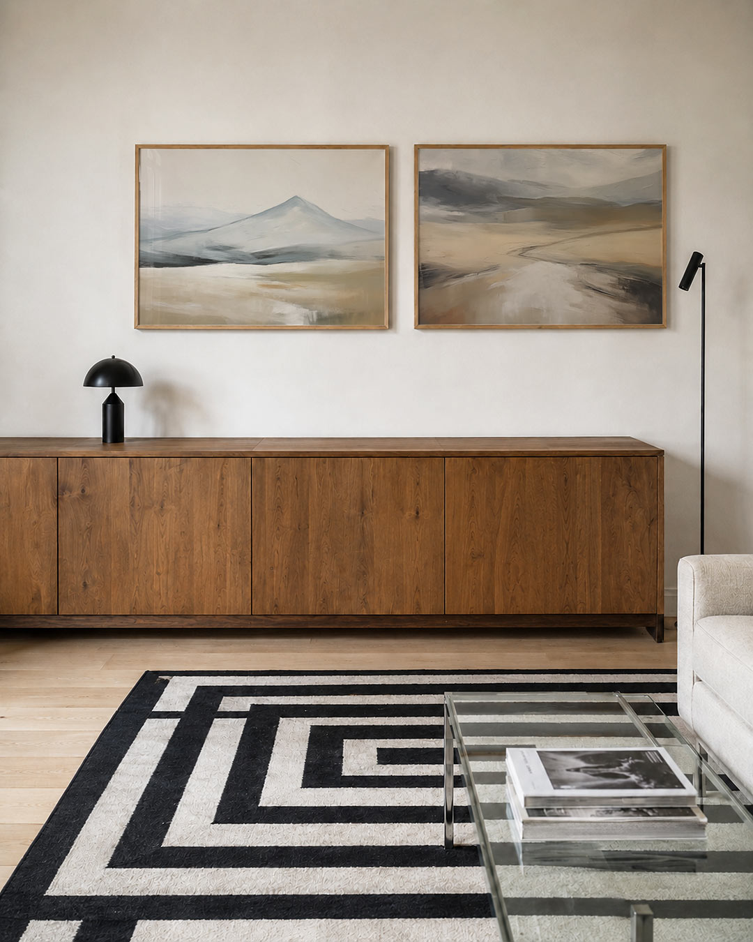 Interieurpresentatie van twee posters met bergachtige vormen in blauw en beige