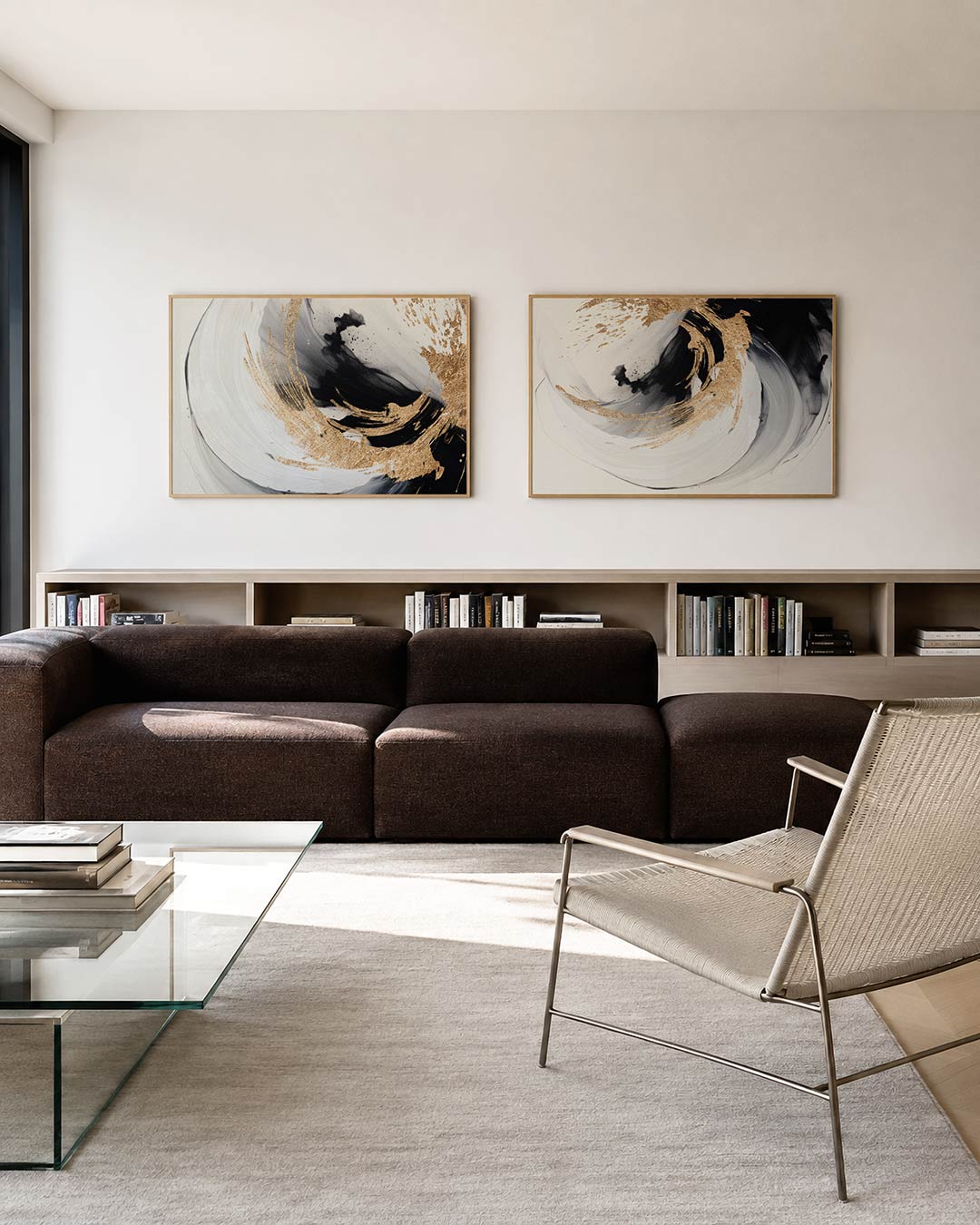 Interieurbeeld met twee liggende posters: zwarte en witte penseelstreken met gouden accenten