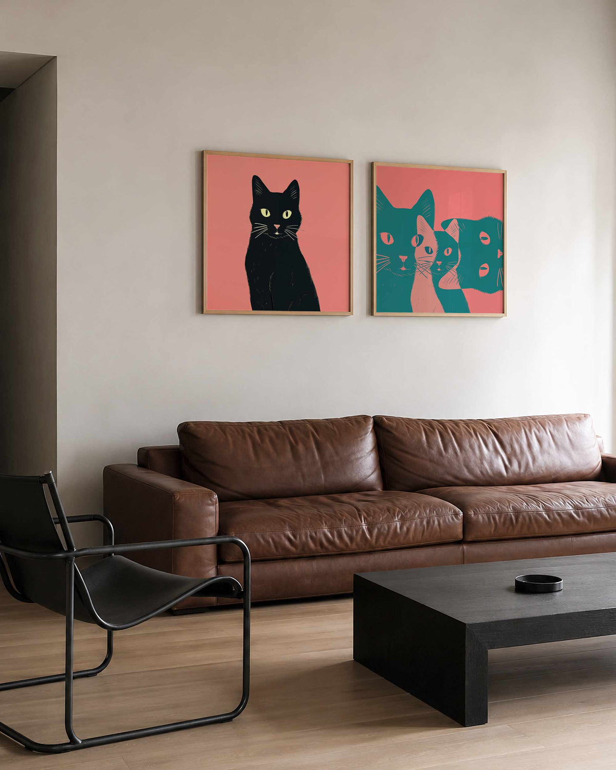 Interieurpresentatie van een tweedelige vierkante posterset met kattenportretten