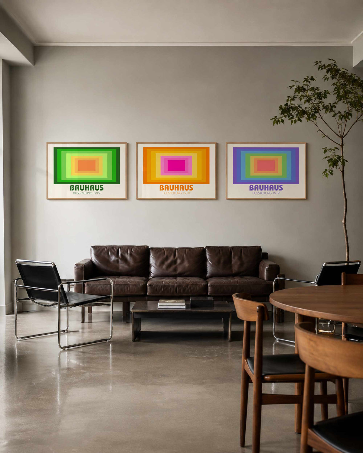 Interieurmockup van drieluik landscape-posterset met gelaagde kleurvelden