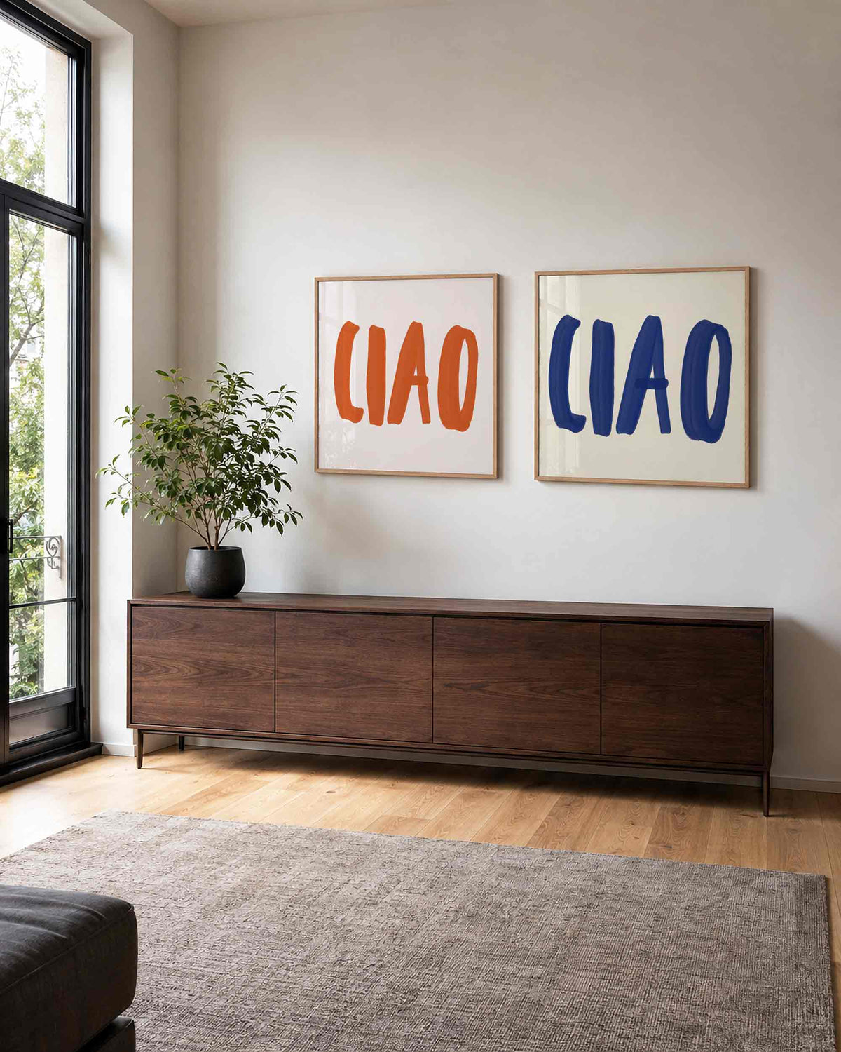 Interieurpresentatie van een tweedelige vierkante posterset met ciao lettering
