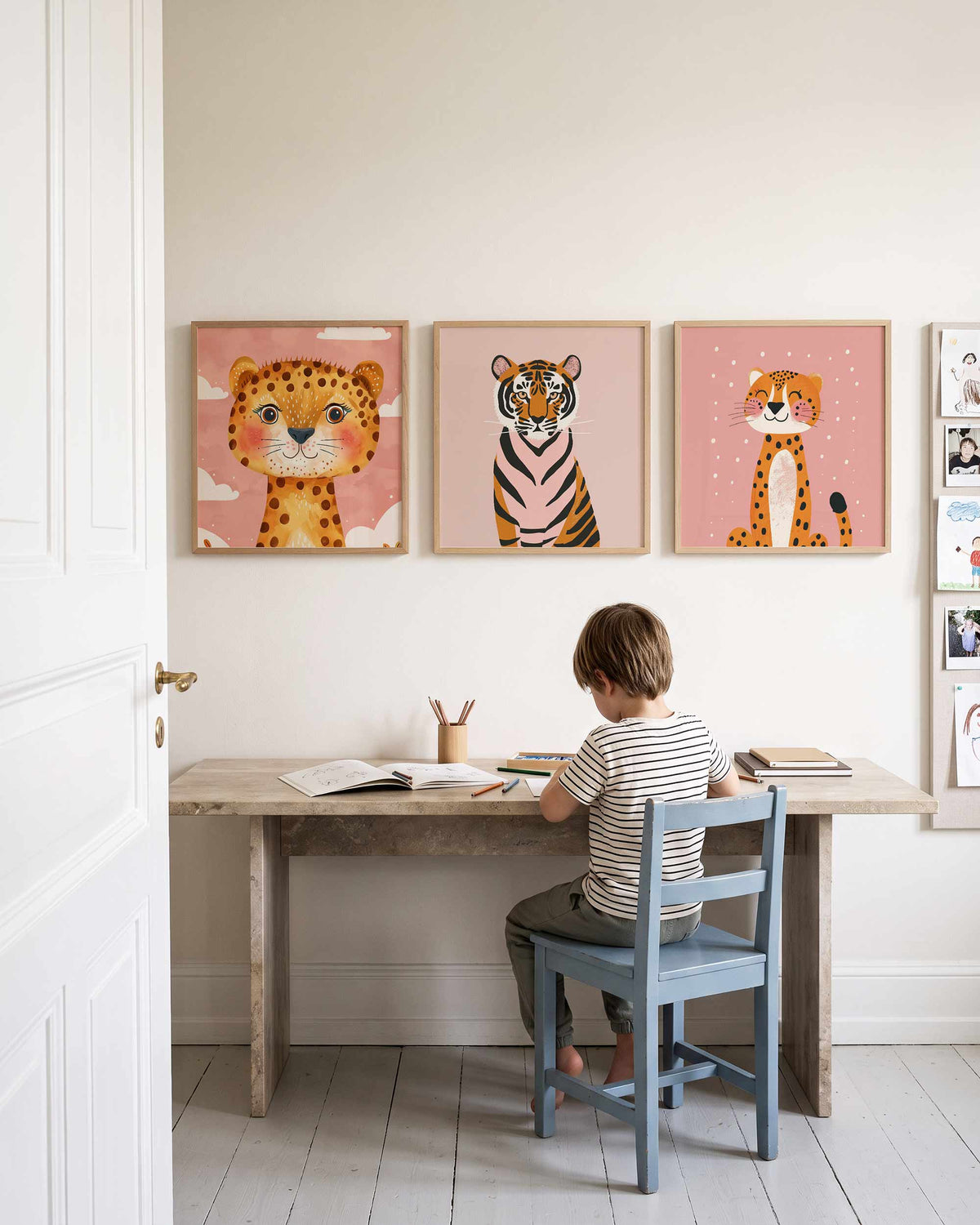 Interieurpresentatie van een driedelige vierkante posterset met tijger en luipaard