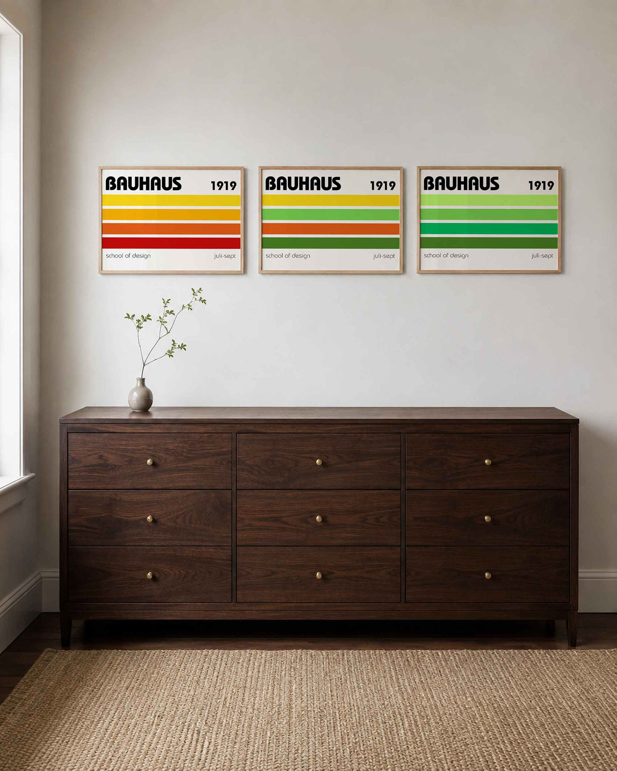 Interieurmockup van drieluik landscape-posterset met kleurbanen en jaartal
