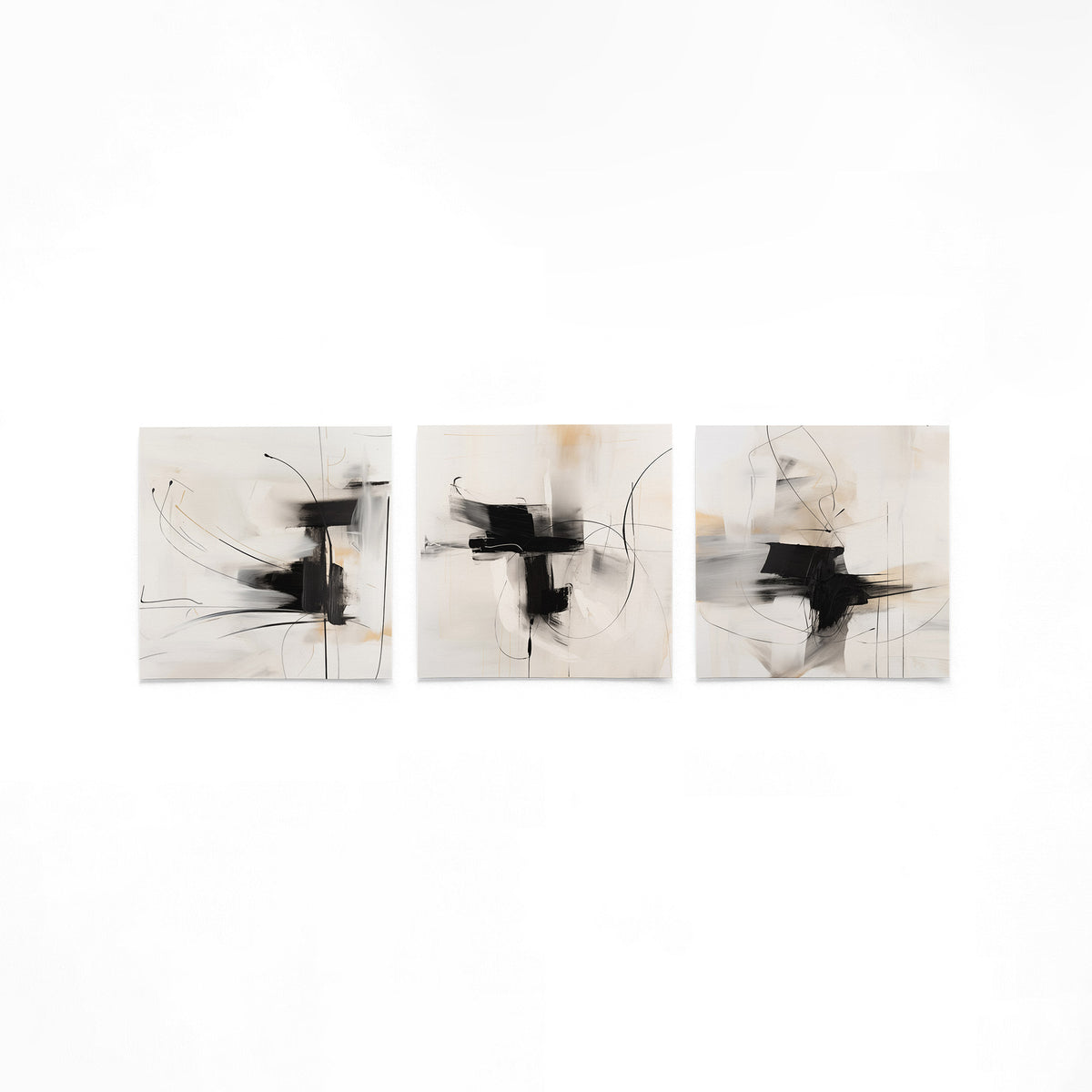 Drie vierkante posters met abstracte zwart beige op een gebroken witte achtergrond