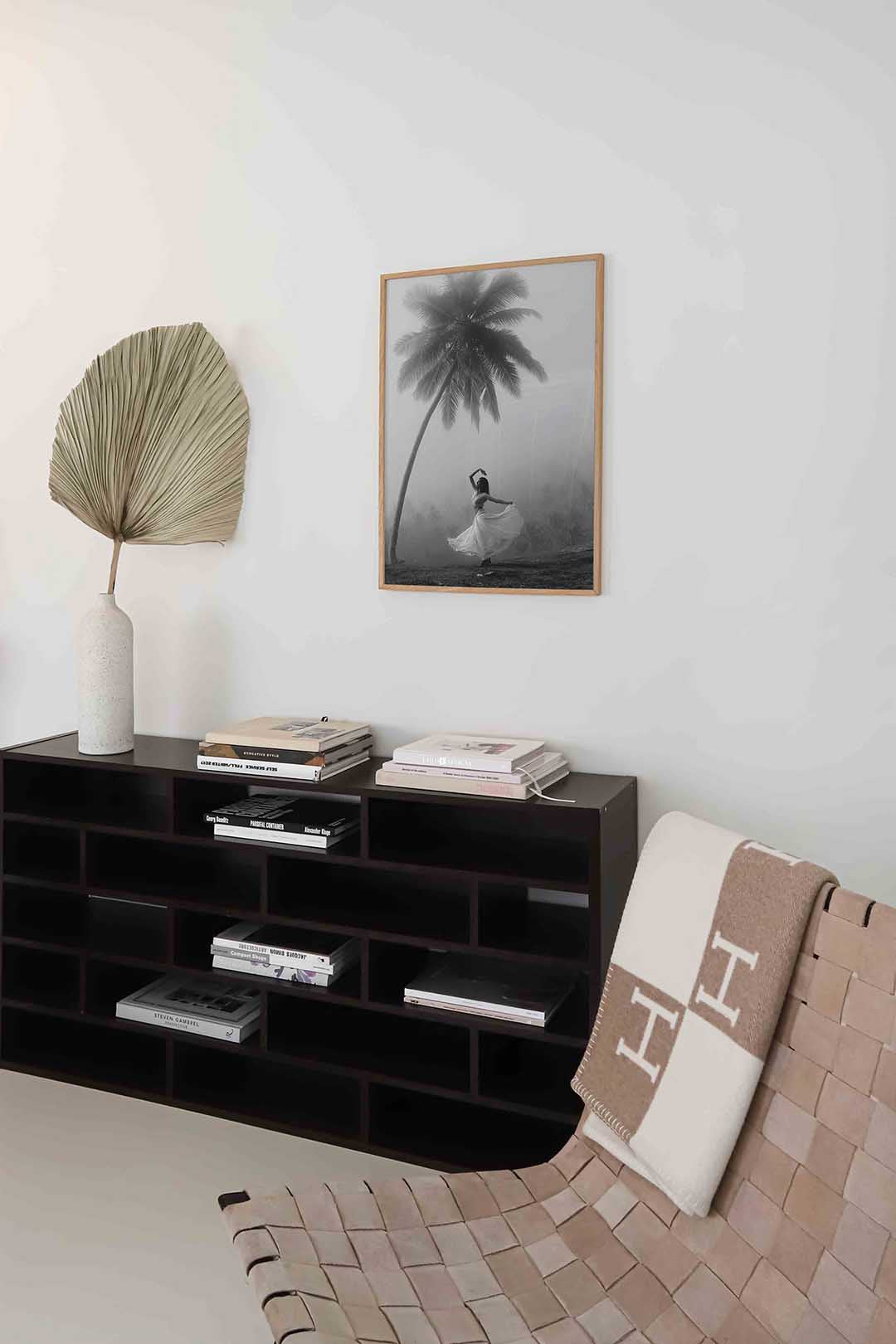 Danseres onder palmboom Poster