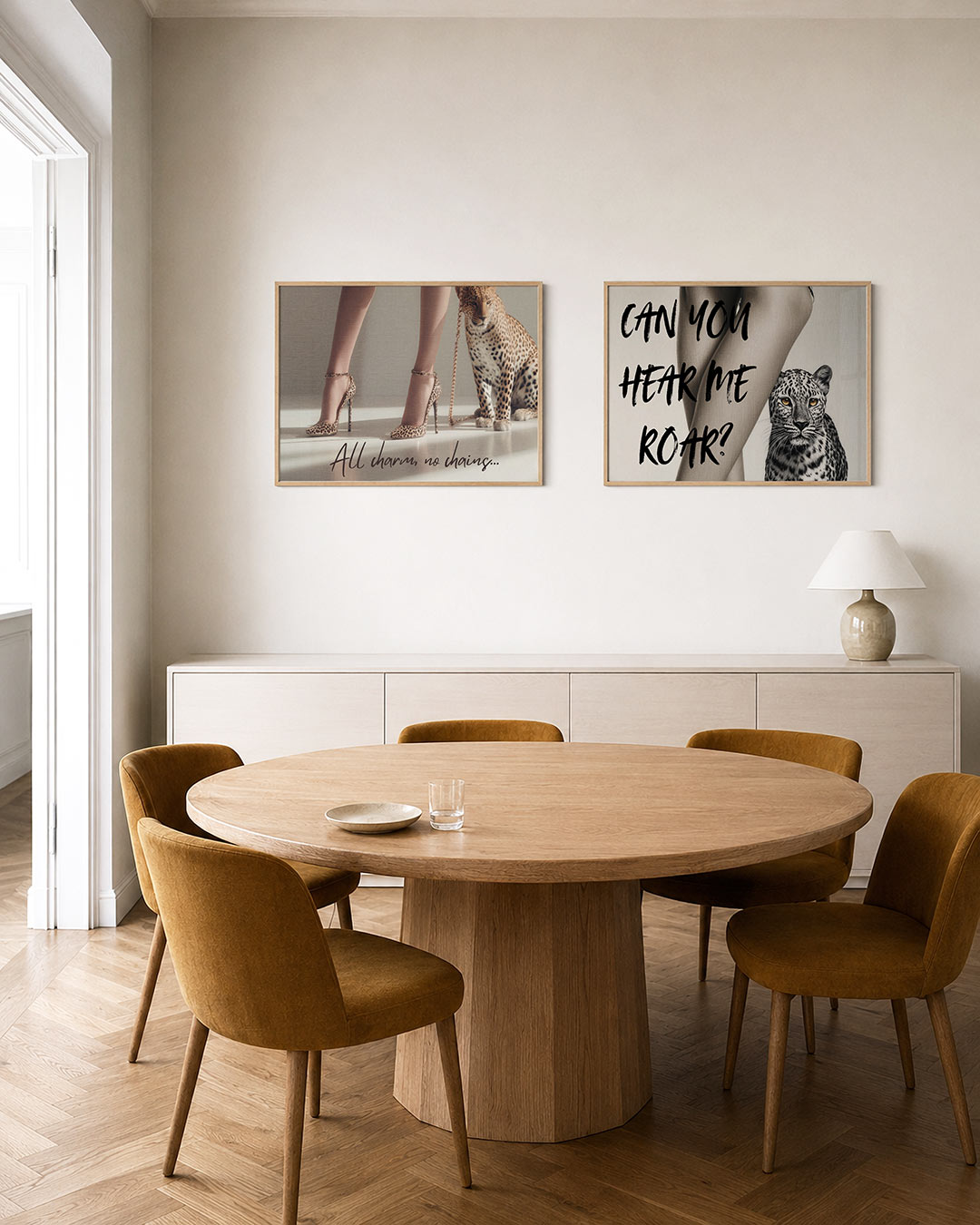Tweedelige posterset met een paar benen in elegante hoge hakken met luipaardprint naast, getoond in een interieur