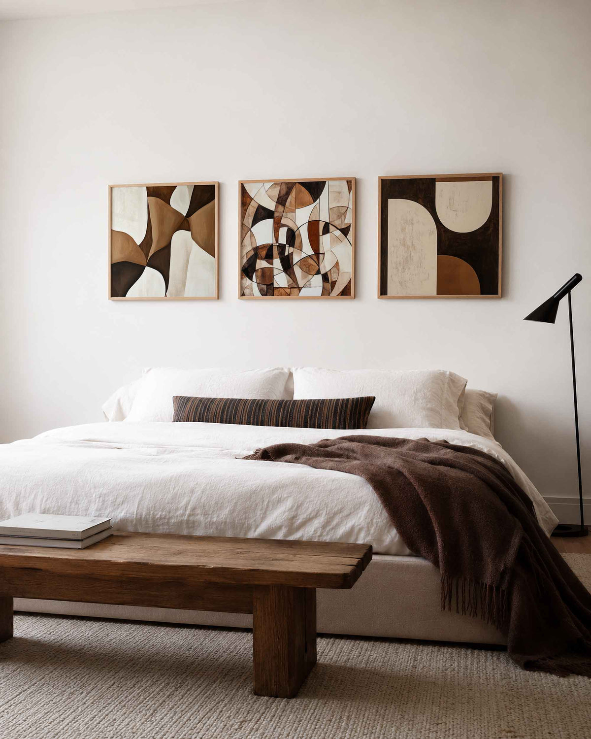 Interieurpresentatie van een driedelige vierkante posterset met bruine abstracte vormen