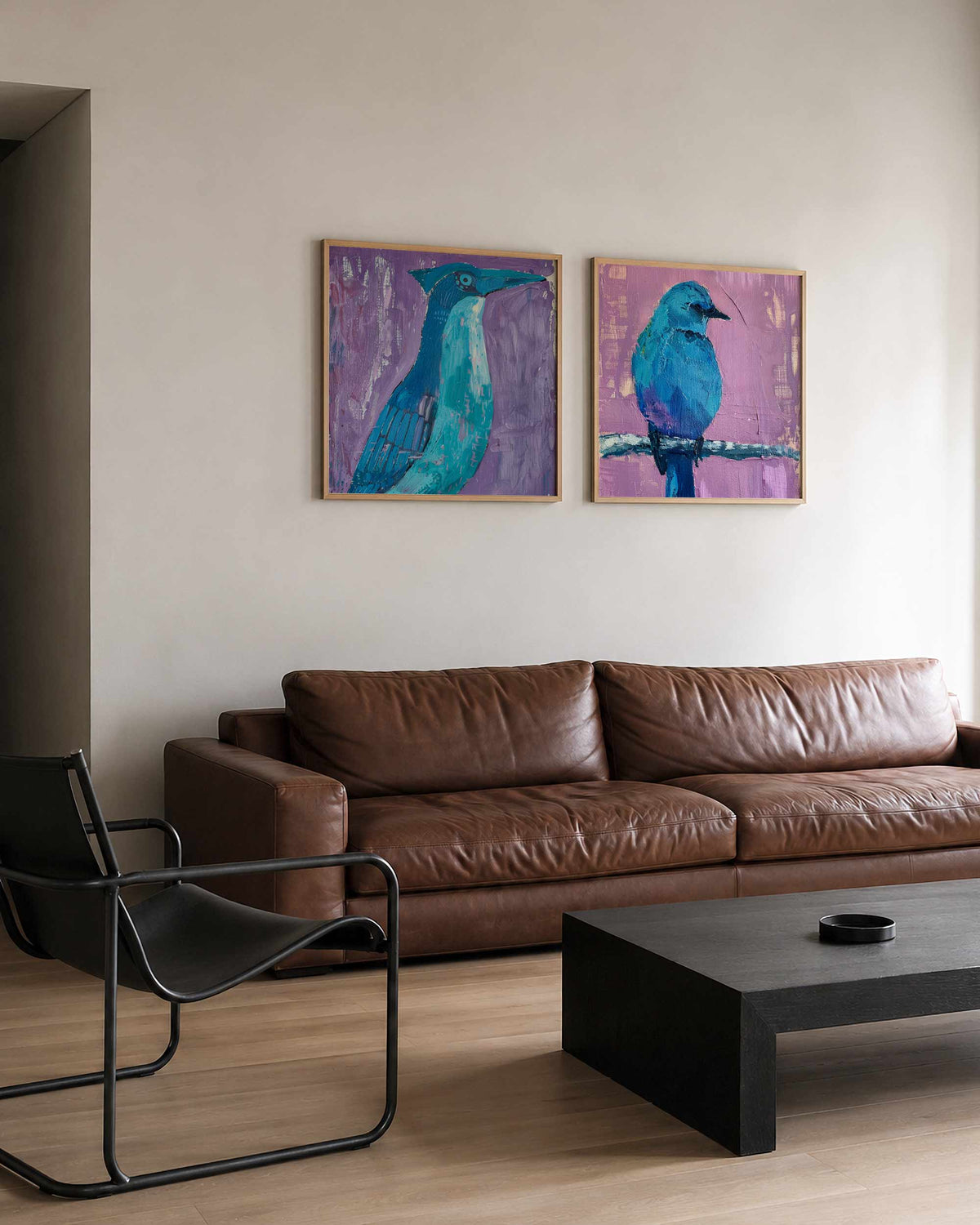 Interieurpresentatie van een tweedelige vierkante posterset met blauwe vogels