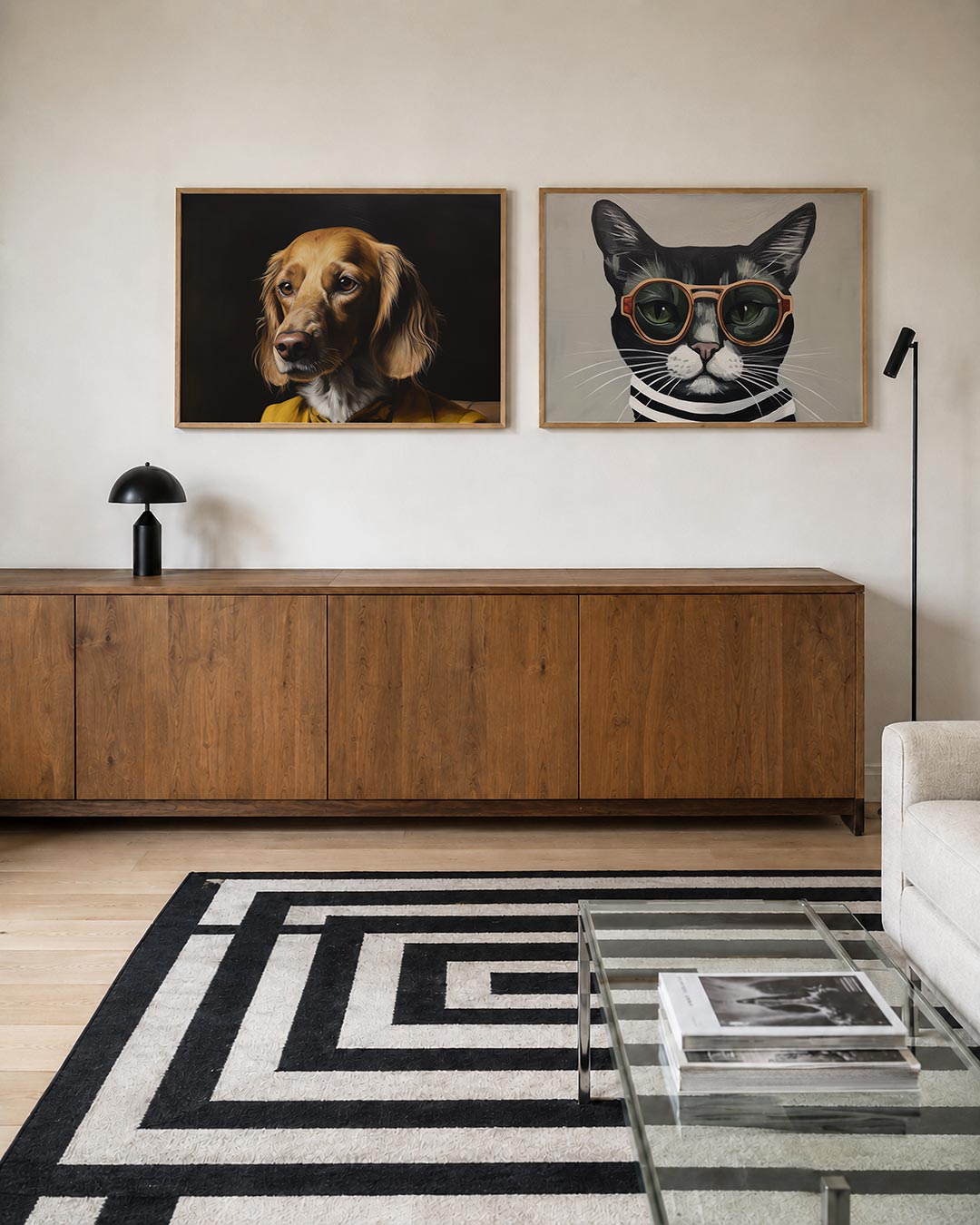 Interieurpresentatie van twee posters met een hond met een rijke, gouden vacht tegen een donkere achtergrond