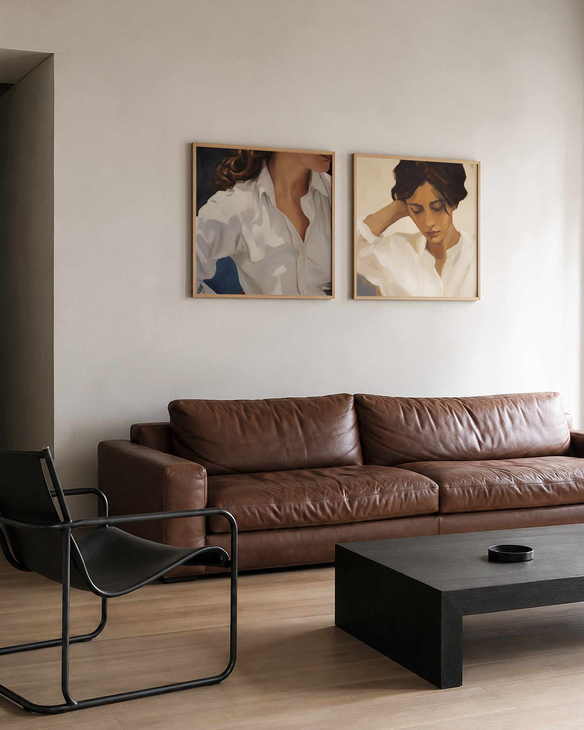 Interieurpresentatie van een tweedelige vierkante posterset met portretten in wit