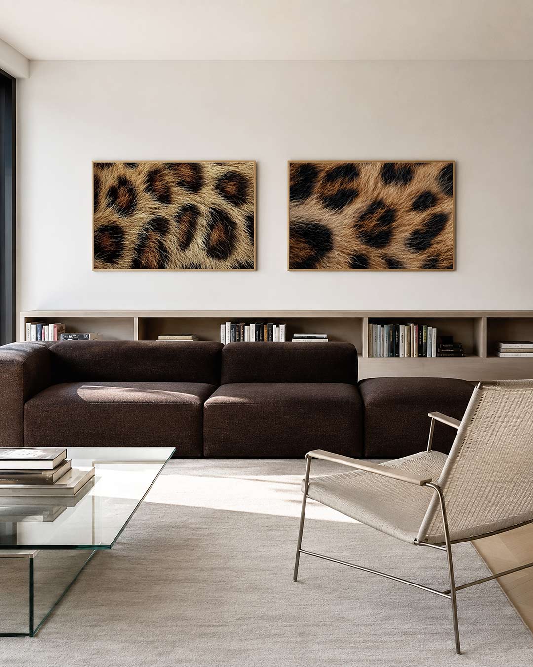 Tweedelige posterset met zwarte en bruine vlekken op een achtergrond van gouden en beige tinten, getoond in een interieur