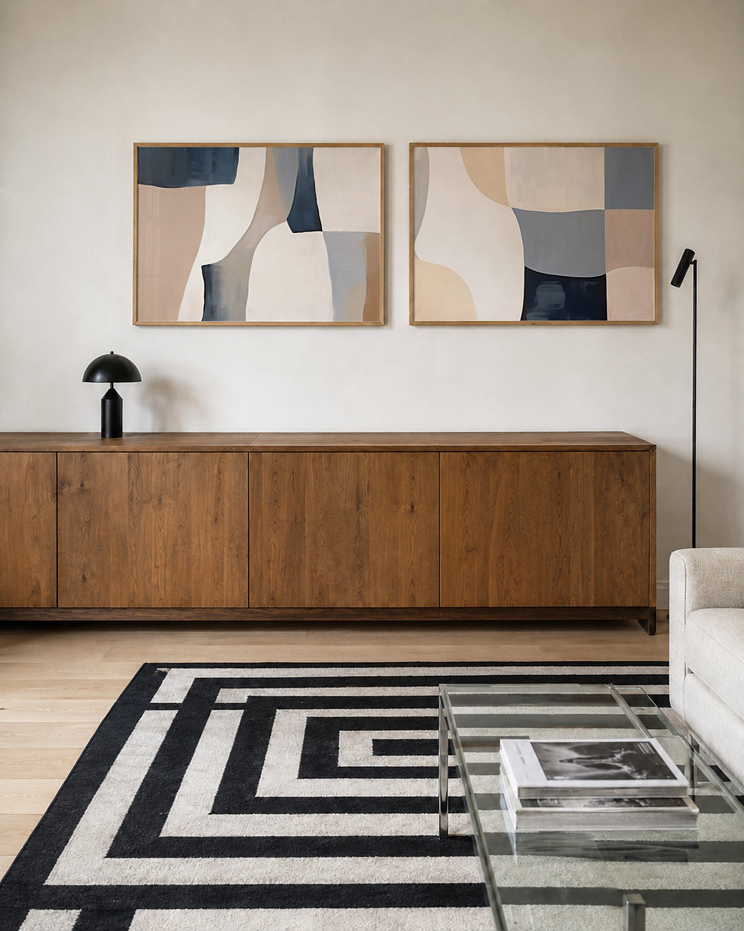 Tweedelige posterset met vloeiende kleurvlakken in beige, wit en blauwgrijs, getoond in een interieur