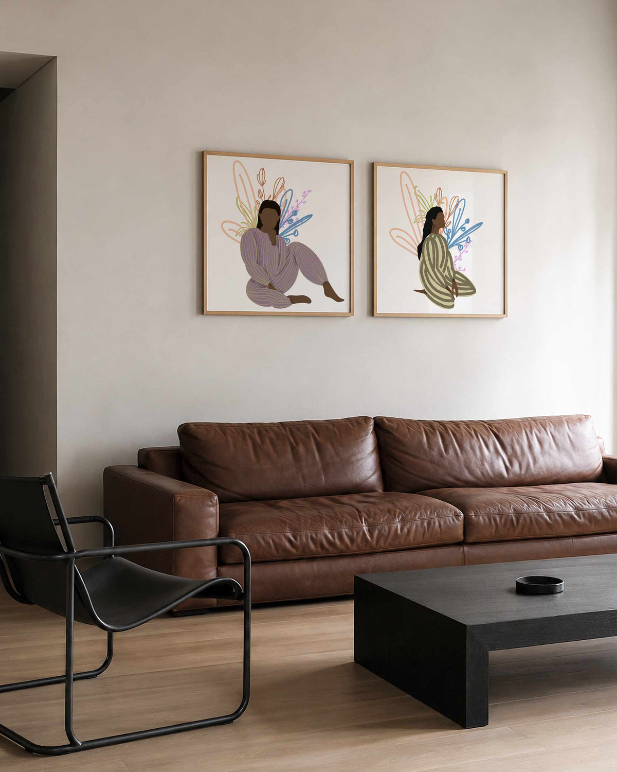 Interieurpresentatie van een tweedelige vierkante posterset met zittende vrouwen