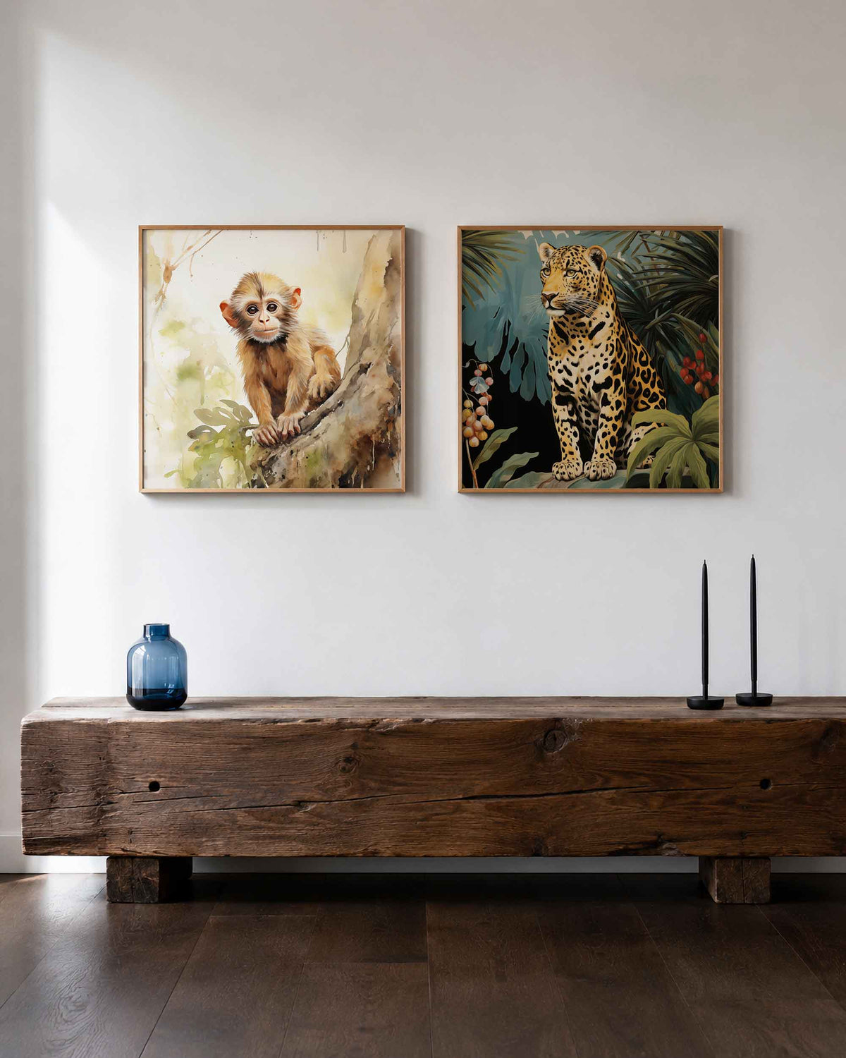 Interieurpresentatie van een tweedelige vierkante posterset met aap en luipaard